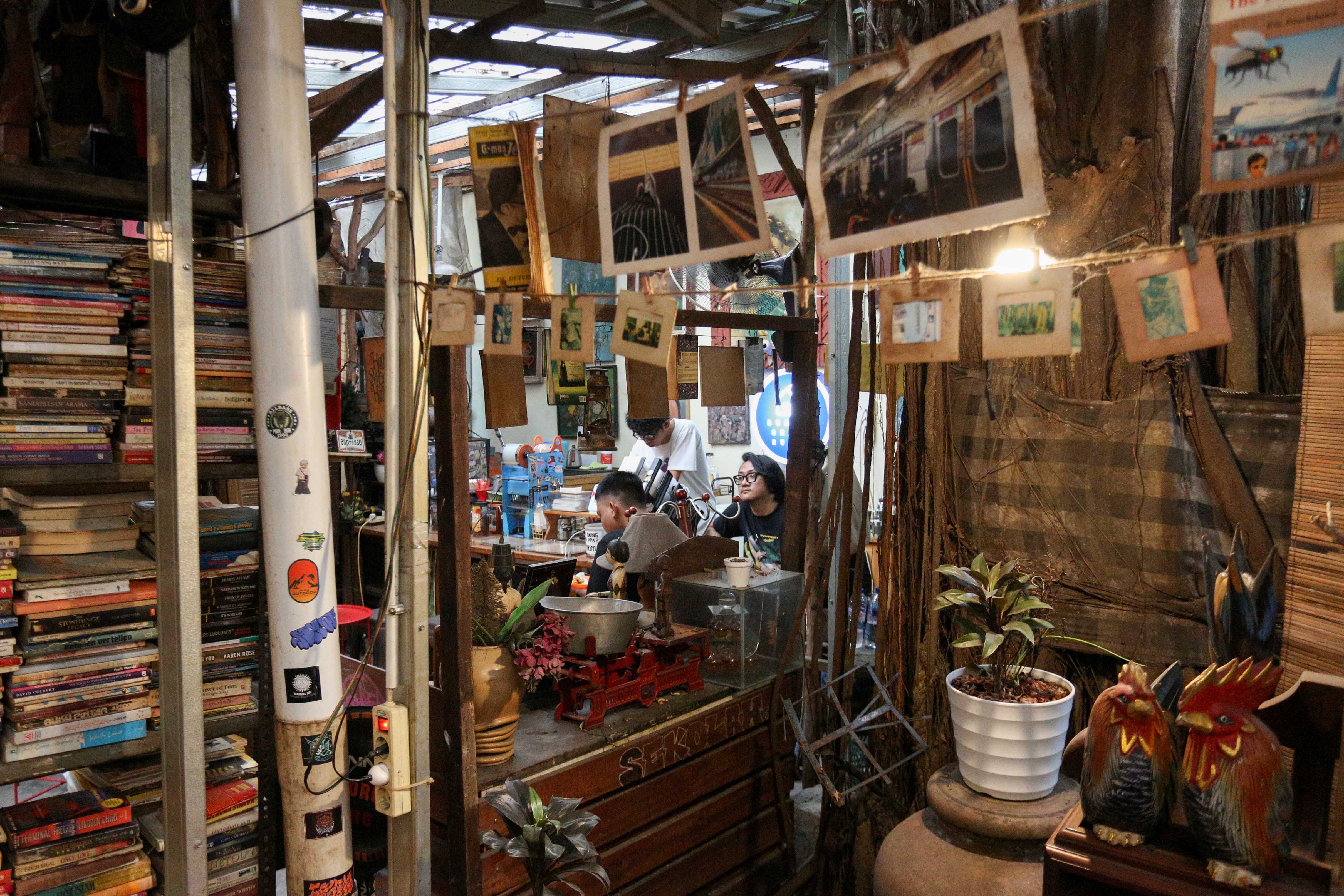 Pengunjung bercengkrama saat berkunjung ke Kampoeng Gallery di Kebayoran Lama, Jakarta Selatan, Rabu (16/10/2024). Dengan dihiasi oleh barang antik seperti radio, piringan hitam, majalah hingga ukiran kayu, menjadikan cafe yang telah berdiri sejak tahun 2010 ini memiliki daya tariknya tersendiri bagi pengunjung untuk berkumpul sambil menikmati makanan dengan nuansa klasik. 