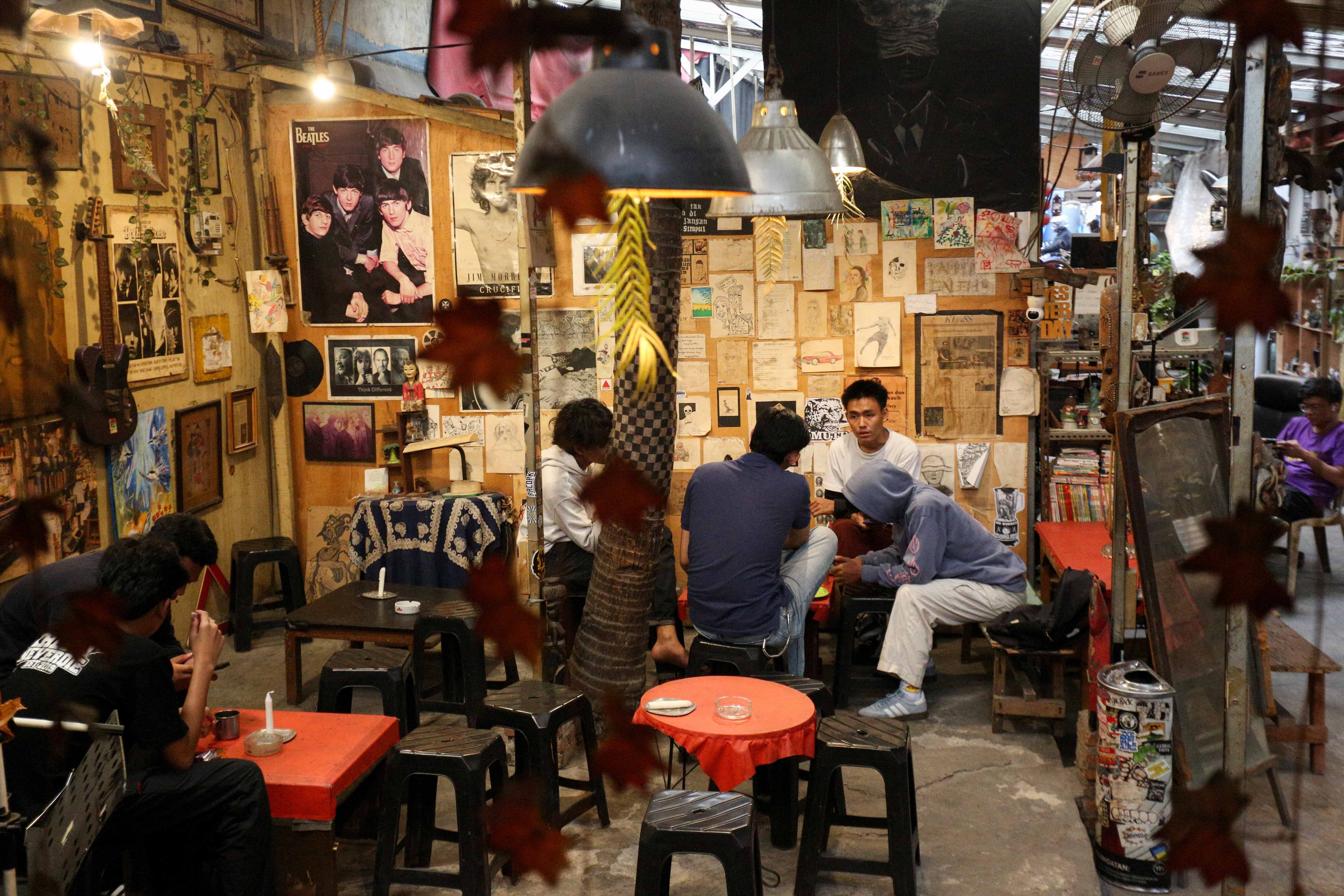 Pengunjung bercengkrama saat berkunjung ke Kampoeng Gallery di Kebayoran Lama, Jakarta Selatan, Rabu (16/10/2024). Dengan dihiasi oleh barang antik seperti radio, piringan hitam, majalah hingga ukiran kayu, menjadikan cafe yang telah berdiri sejak tahun 2010 ini memiliki daya tariknya tersendiri bagi pengunjung untuk berkumpul sambil menikmati makanan dengan nuansa klasik. 