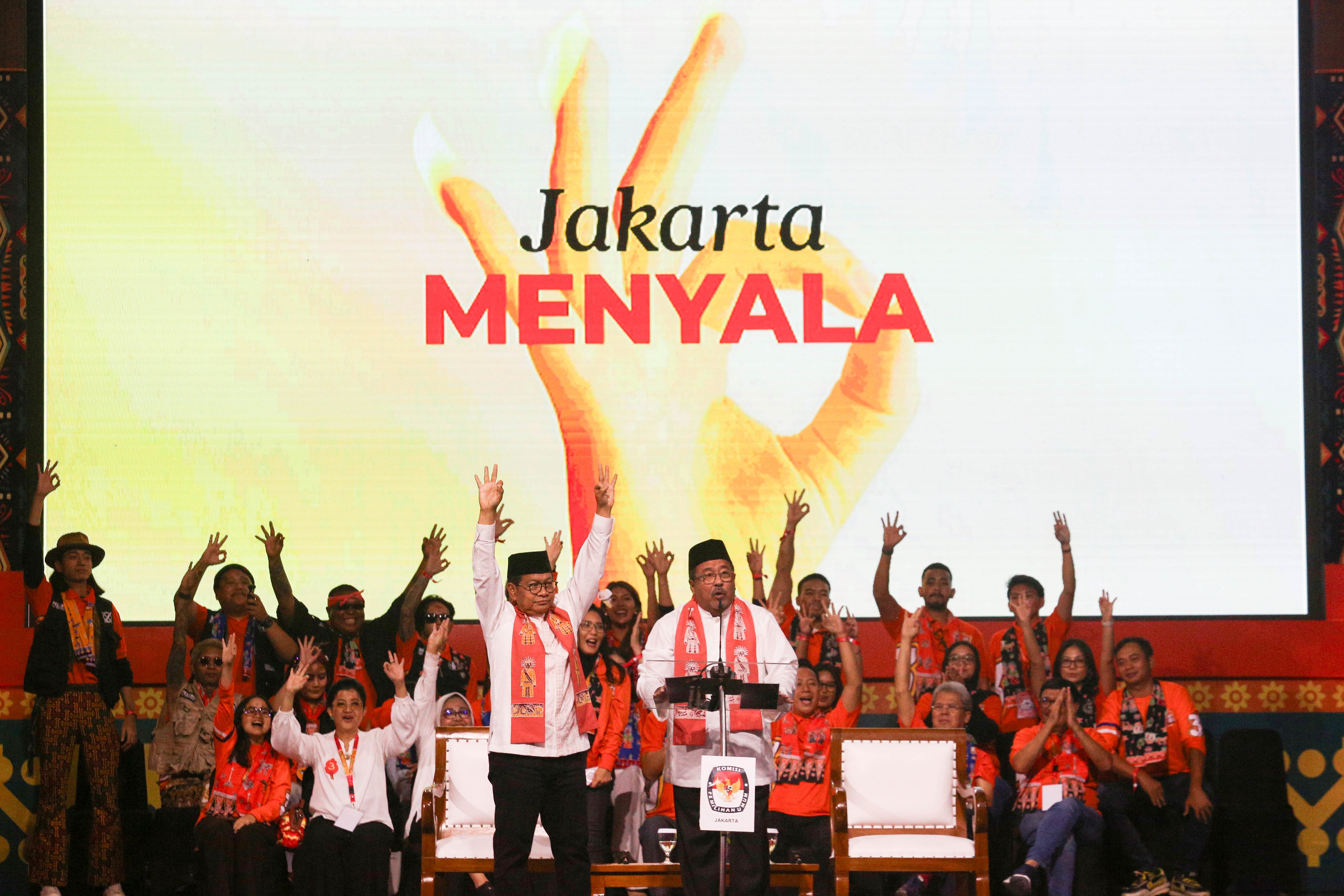 Pasangan Calon Gubernur-Wakil Gubernur Jakarta nomor urut 3 Pramono Anung (kiri) dan Rano Karno (kanan) mengikuti debat kedua Calon Gubernur dan Wakil Gubernur Jakarta 2024 di Beach City International Stadium, Ancol, Jakarta Utara, Minggu (27/10/2024). Debat yang diikuti oleh tiga pasangan cagub-cawagub Jakarta tersebut mengangkat tema Ekonomi dan Kesejahteraan Sosial.