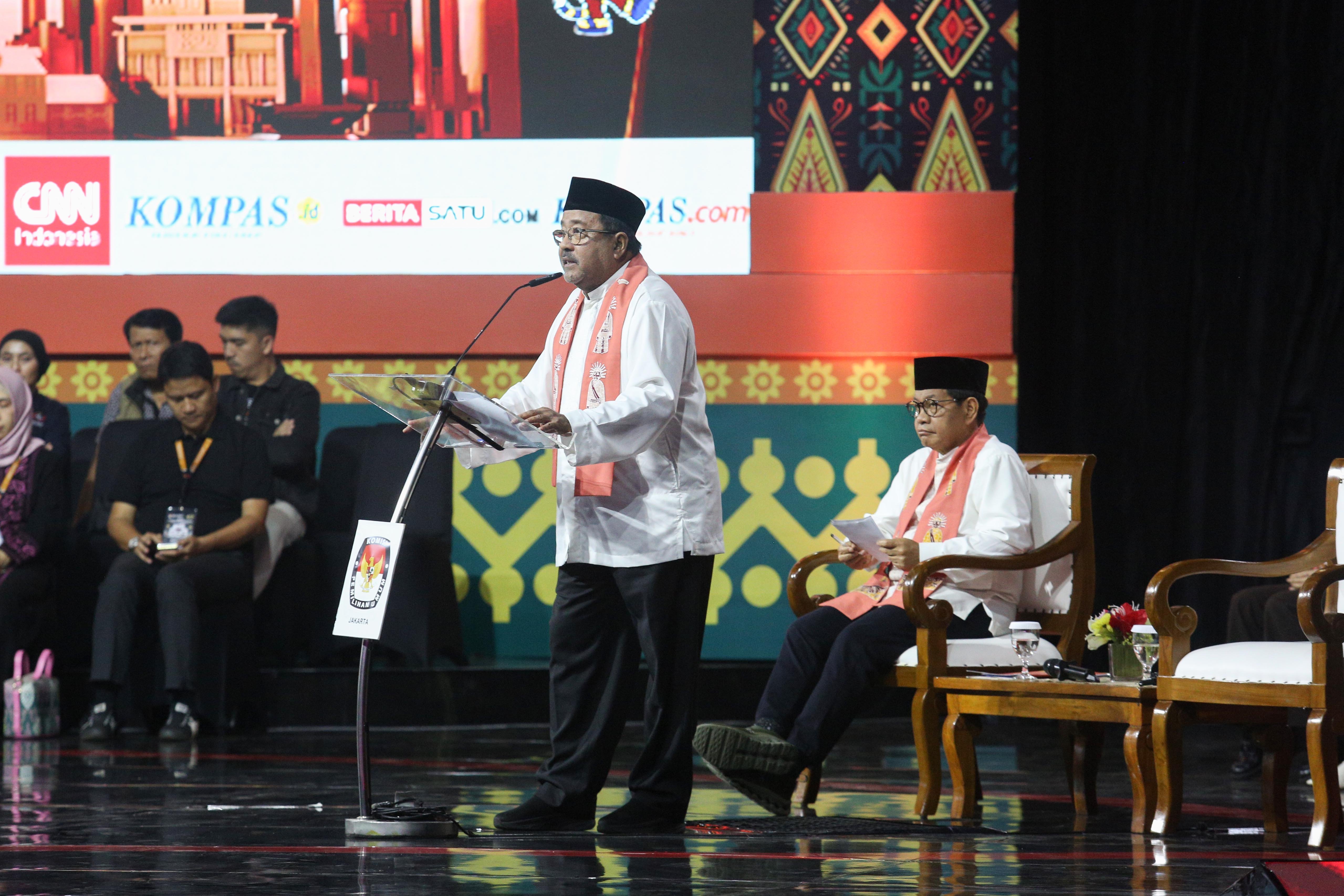 Calon Wakil Gubernur Jakarta nomor urut 3 Rano Karno (kiri) menyampaikan pemaparan saat debat kedua Calon Gubernur dan Wakil Gubernur Jakarta 2024 di Beach City International Stadium, Ancol, Jakarta Utara, Minggu (27/10/2024). Debat yang diikuti oleh tiga pasangan cagub-cawagub Jakarta tersebut mengangkat tema Ekonomi dan Kesejahteraan Sosial.