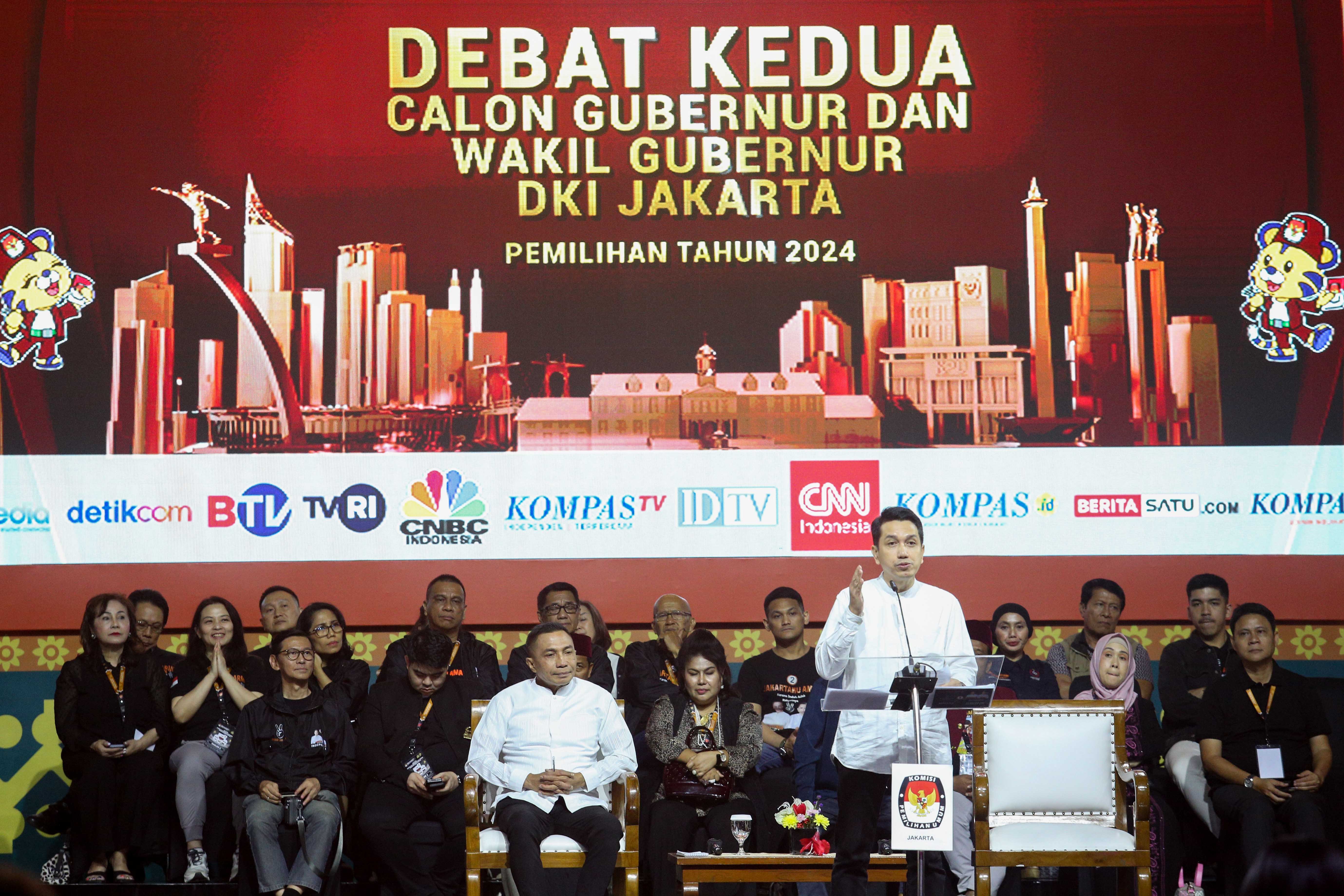 Calon Wakil Gubernur Jakarta nomor urut 2 Kun Wardana (kanan) menyampaikan pemaparan saat debat kedua Calon Gubernur dan Wakil Gubernur Jakarta 2024 di Beach City International Stadium, Ancol, Jakarta Utara, Minggu (27/10/2024). Debat yang diikuti oleh tiga pasangan cagub-cawagub Jakarta tersebut mengangkat tema Ekonomi dan Kesejahteraan Sosial.