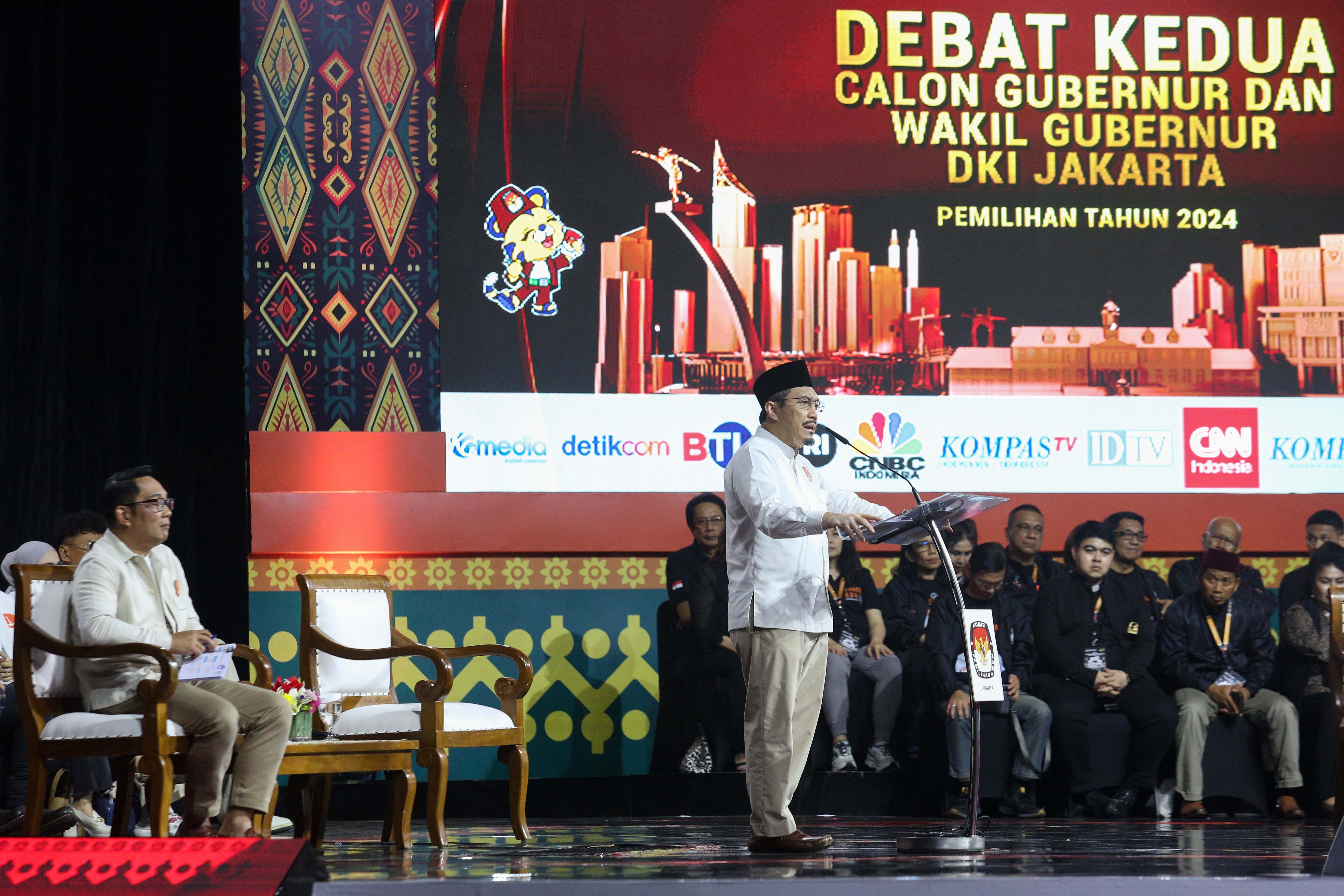 Calon Wakil Gubernur Jakarta nomor urut 1 Suswono (kanan) menyampaikan pemaparan saat debat kedua Calon Gubernur dan Wakil Gubernur Jakarta 2024 di Beach City International Stadium, Ancol, Jakarta Utara, Minggu (27/10/2024). Debat yang diikuti oleh tiga pasangan cagub-cawagub Jakarta tersebut mengangkat tema Ekonomi dan Kesejahteraan Sosial.