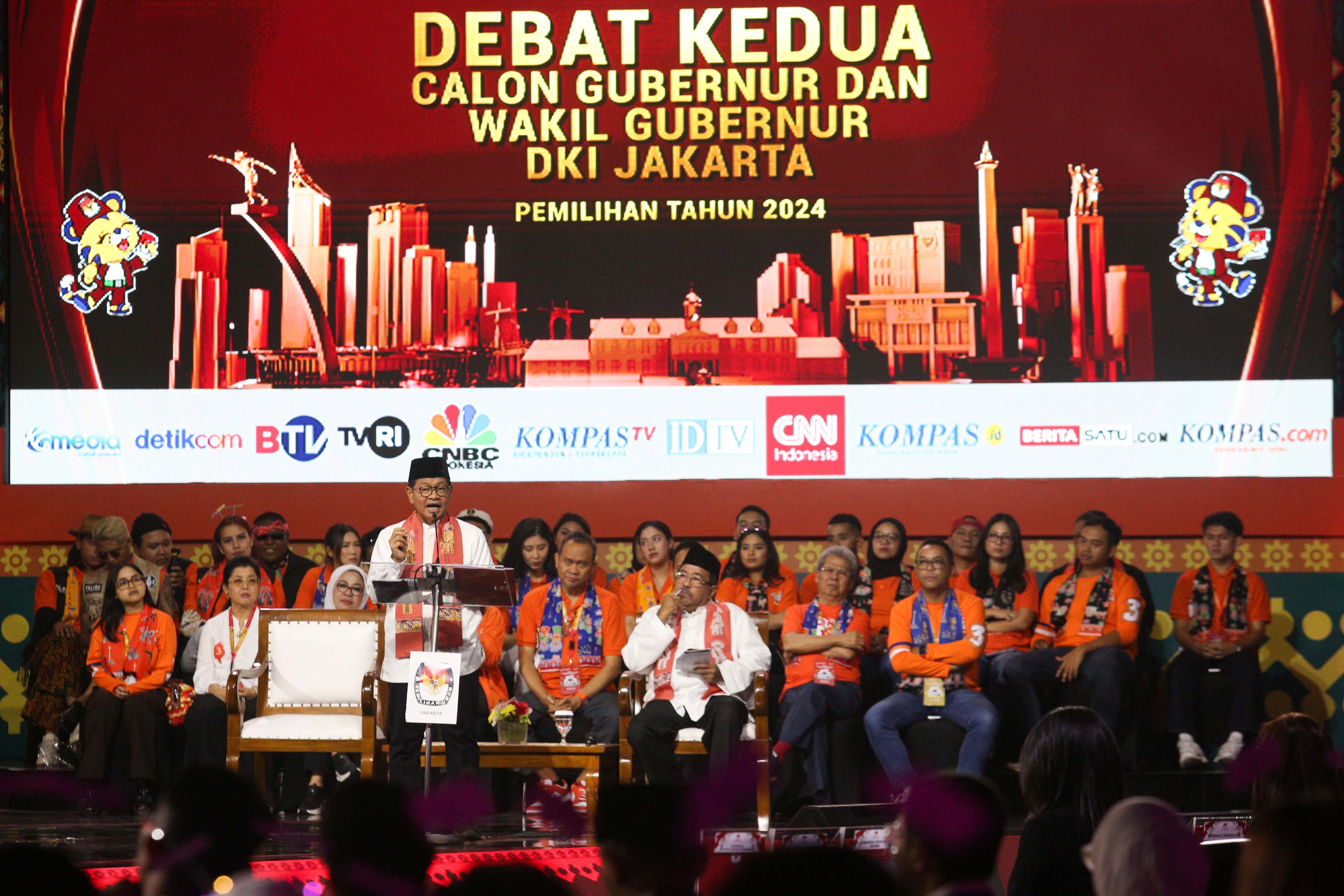 Calon Gubernur Jakarta nomor urut 3 Pramono Anung (kiri) menyampaikan pemaparan saat debat kedua Calon Gubernur dan Wakil Gubernur Jakarta 2024 di Beach City International Stadium, Ancol, Jakarta Utara, Minggu (27/10/2024). Debat yang diikuti oleh tiga pasangan cagub-cawagub Jakarta tersebut mengangkat tema Ekonomi dan Kesejahteraan Sosial.