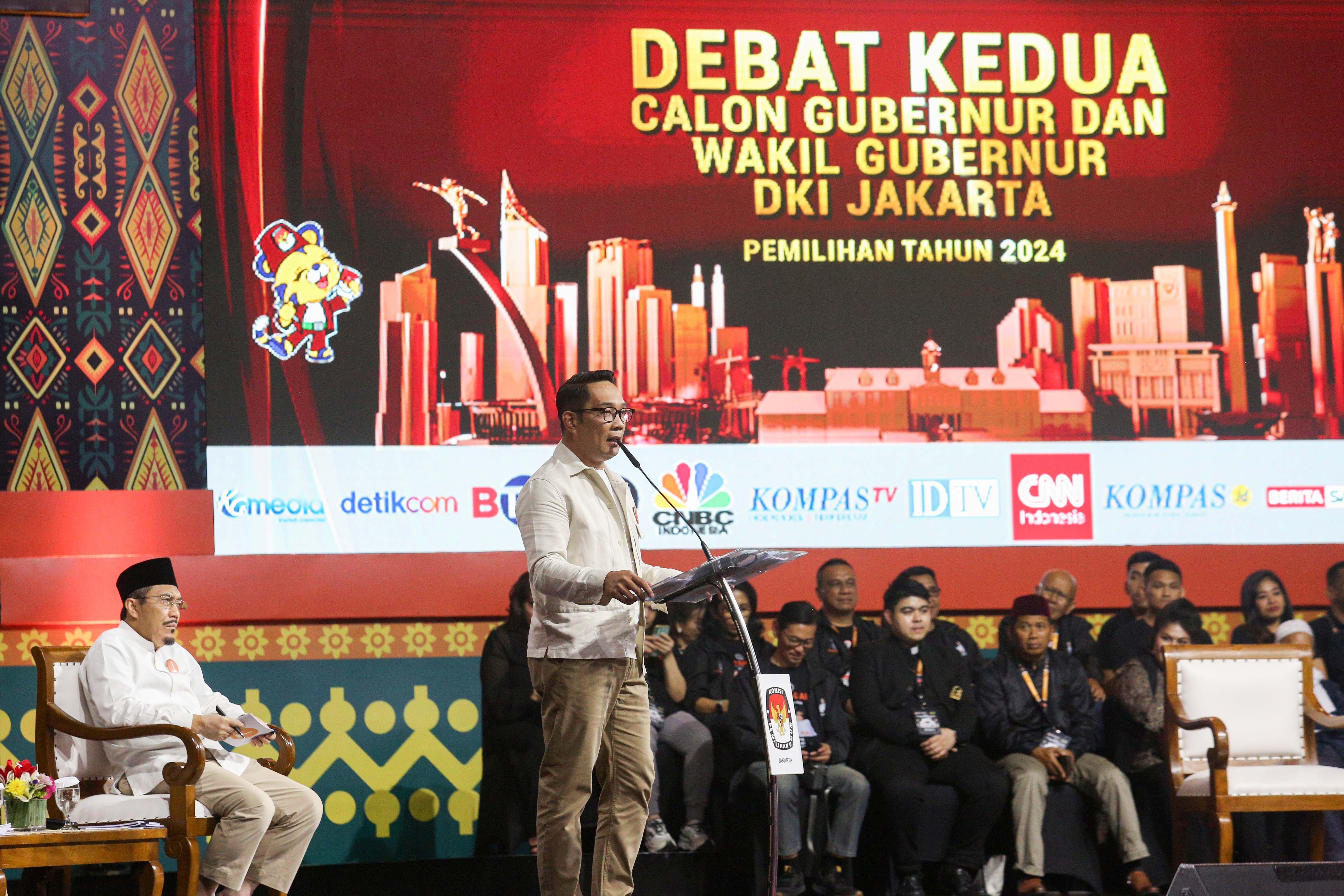 Calon Gubernur Jakarta nomor urut 1 Ridwan Kamil (kanan) menyampaikan pemaparan saat debat kedua Calon Gubernur dan Wakil Gubernur Jakarta 2024 di Beach City International Stadium, Ancol, Jakarta Utara, Minggu (27/10/2024). Debat yang diikuti oleh tiga pasangan cagub-cawagub Jakarta tersebut mengangkat tema Ekonomi dan Kesejahteraan Sosial.