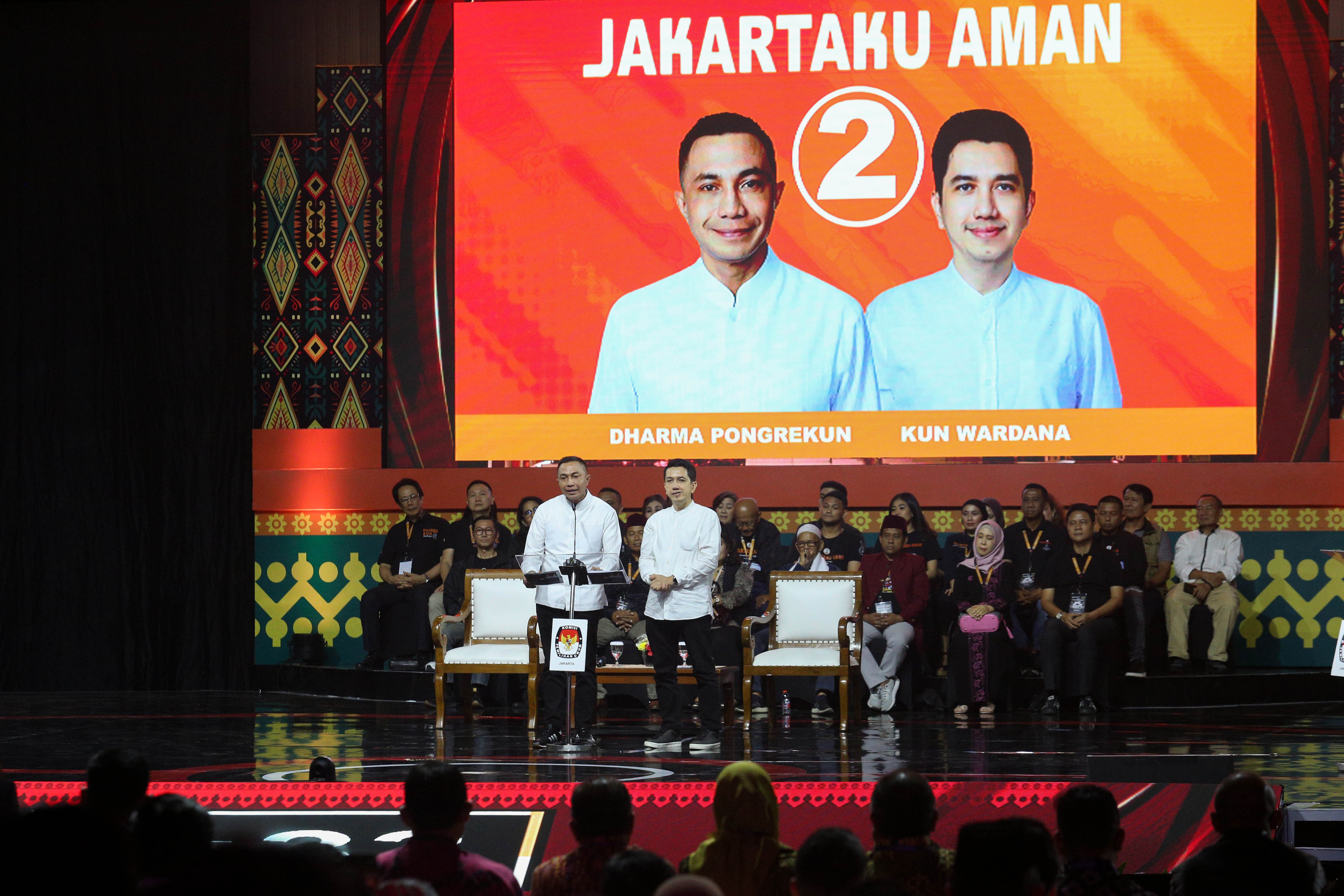 Pasangan Calon Gubernur-Wakil Gubernur Jakarta nomor urut 2 Dharma Pongrekun (kiri) dan Kun Wardana (kanan) menyampaikan pemaparan saat debat kedua Calon Gubernur dan Wakil Gubernur Jakarta 2024 di Beach City International Stadium, Ancol, Jakarta Utara, Minggu (27/10/2024). Debat yang diikuti oleh tiga pasangan cagub-cawagub Jakarta tersebut mengangkat tema Ekonomi dan Kesejahteraan Sosial.