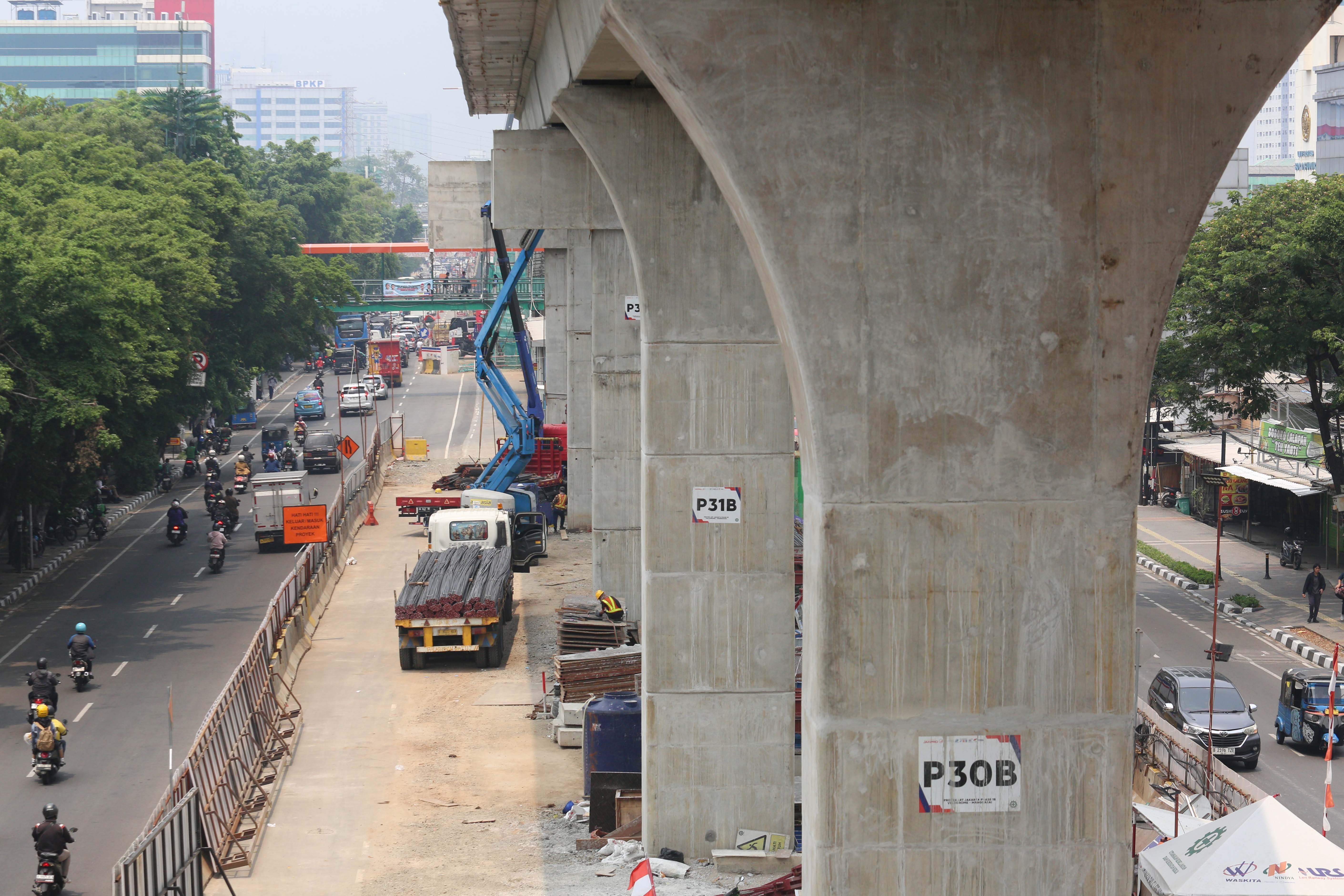 Suasana pembangunan proyek LRT Jakarta Fase 1B jalur Velodrome - Manggarai, Jakarta, Rabu (30/10/2024). PT Jakarta Propertindo (Perseroda) (Jakpro) mencatat progres pembangunan Stasiun Rawamangun telah mencapai 46,24 persen, sementara itu secara keseluruhan proyek LRT Jakarta Fase 1B jalur Velodrome - Manggarai sudah mencakup progres hingga 33,45 persen dan ditargetkan akan selesai pada kuartal III tahun 2026.