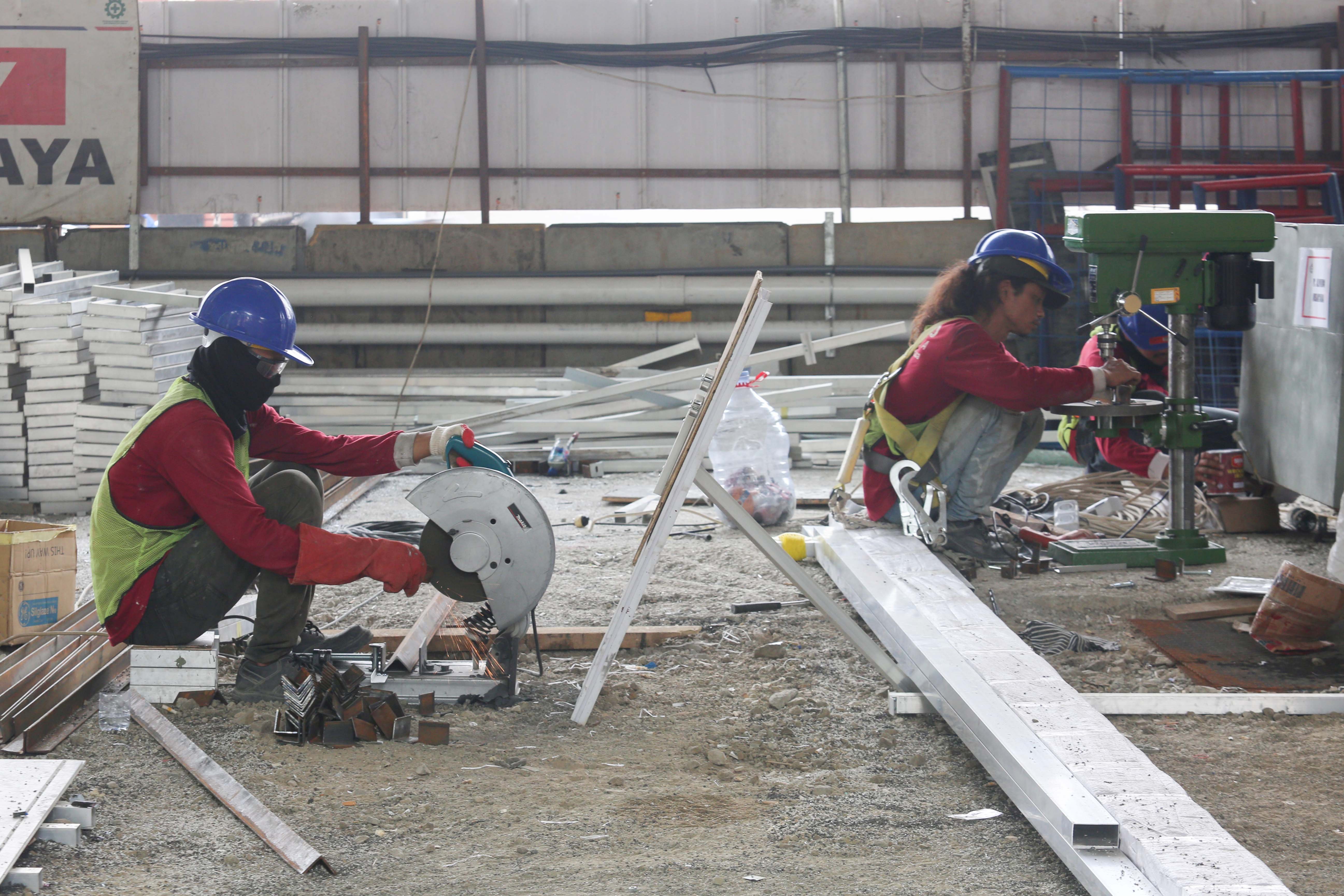 Pekerja menyelesaikan pembangunan Stasiun LRT Rawamangun, Jakarta, Rabu (30/10/2024). PT Jakarta Propertindo (Perseroda) (Jakpro) mencatat progres pembangunan Stasiun Rawamangun telah mencapai 46,24 persen, sementara itu secara keseluruhan proyek LRT Jakarta Fase 1B jalur Velodrome - Manggarai sudah mencakup progres hingga 33,45 persen dan ditargetkan akan selesai pada kuartal III tahun 2026.
