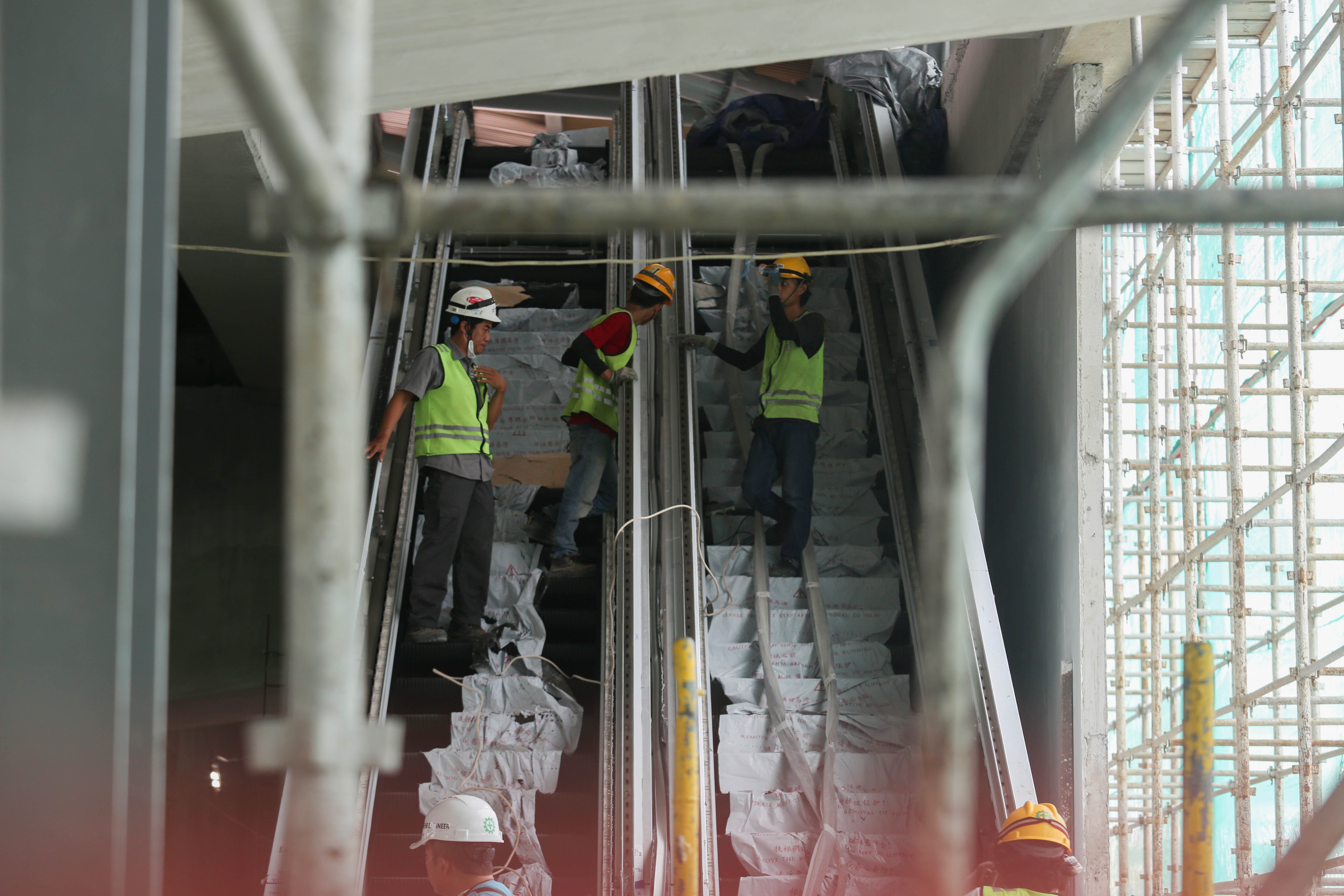 Pekerja menyelesaikan pembangunan Stasiun LRT Rawamangun, Jakarta, Rabu (30/10/2024). PT Jakarta Propertindo (Perseroda) (Jakpro) mencatat progres pembangunan Stasiun Rawamangun telah mencapai 46,24 persen, sementara itu secara keseluruhan proyek LRT Jakarta Fase 1B jalur Velodrome - Manggarai sudah mencakup progres hingga 33,45 persen dan ditargetkan akan selesai pada kuartal III tahun 2026.