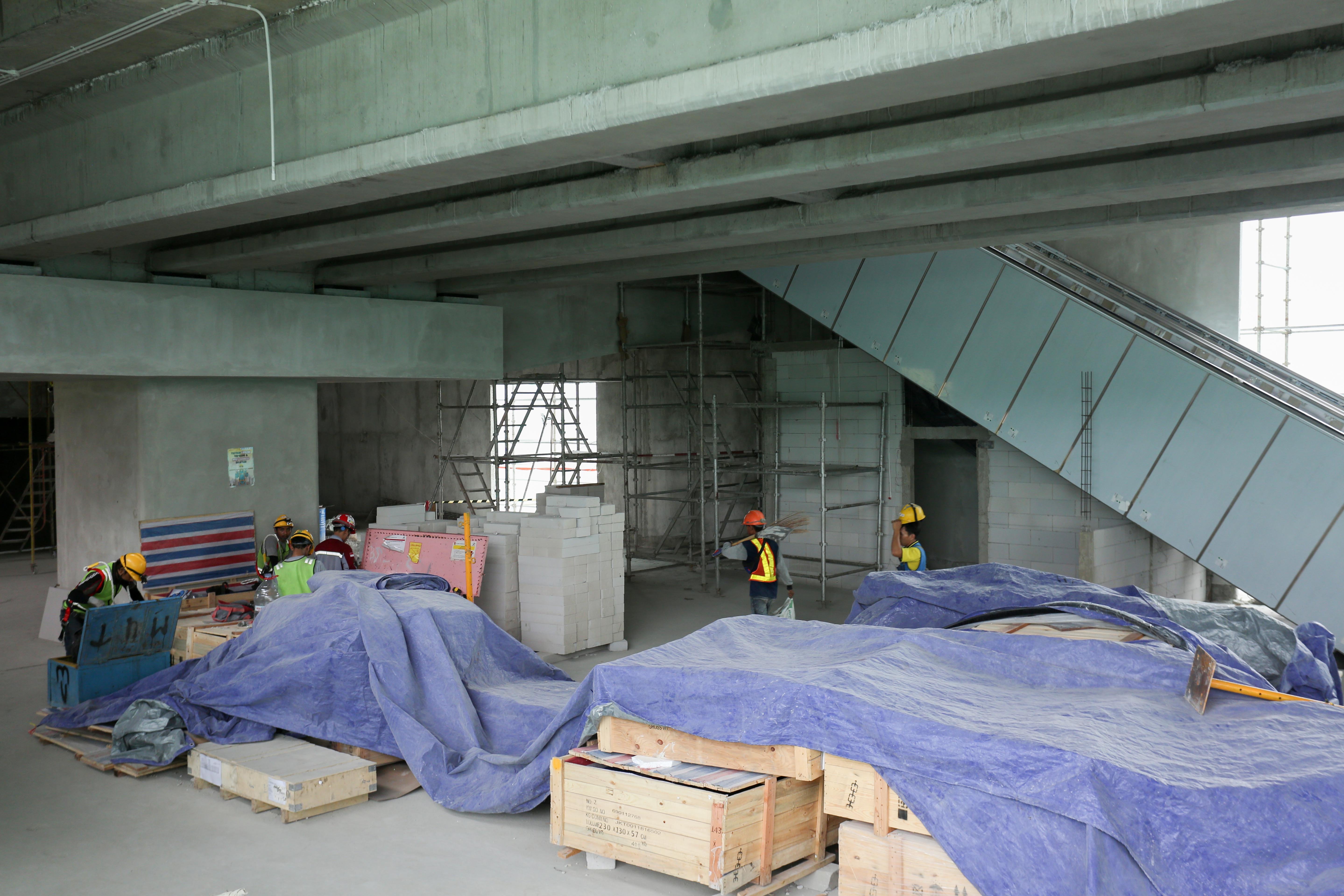 Pekerja menyelesaikan pembangunan Stasiun LRT Rawamangun, Jakarta, Rabu (30/10/2024). PT Jakarta Propertindo (Perseroda) (Jakpro) mencatat progres pembangunan Stasiun Rawamangun telah mencapai 46,24 persen, sementara itu secara keseluruhan proyek LRT Jakarta Fase 1B jalur Velodrome - Manggarai sudah mencakup progres hingga 33,45 persen dan ditargetkan akan selesai pada kuartal III tahun 2026.