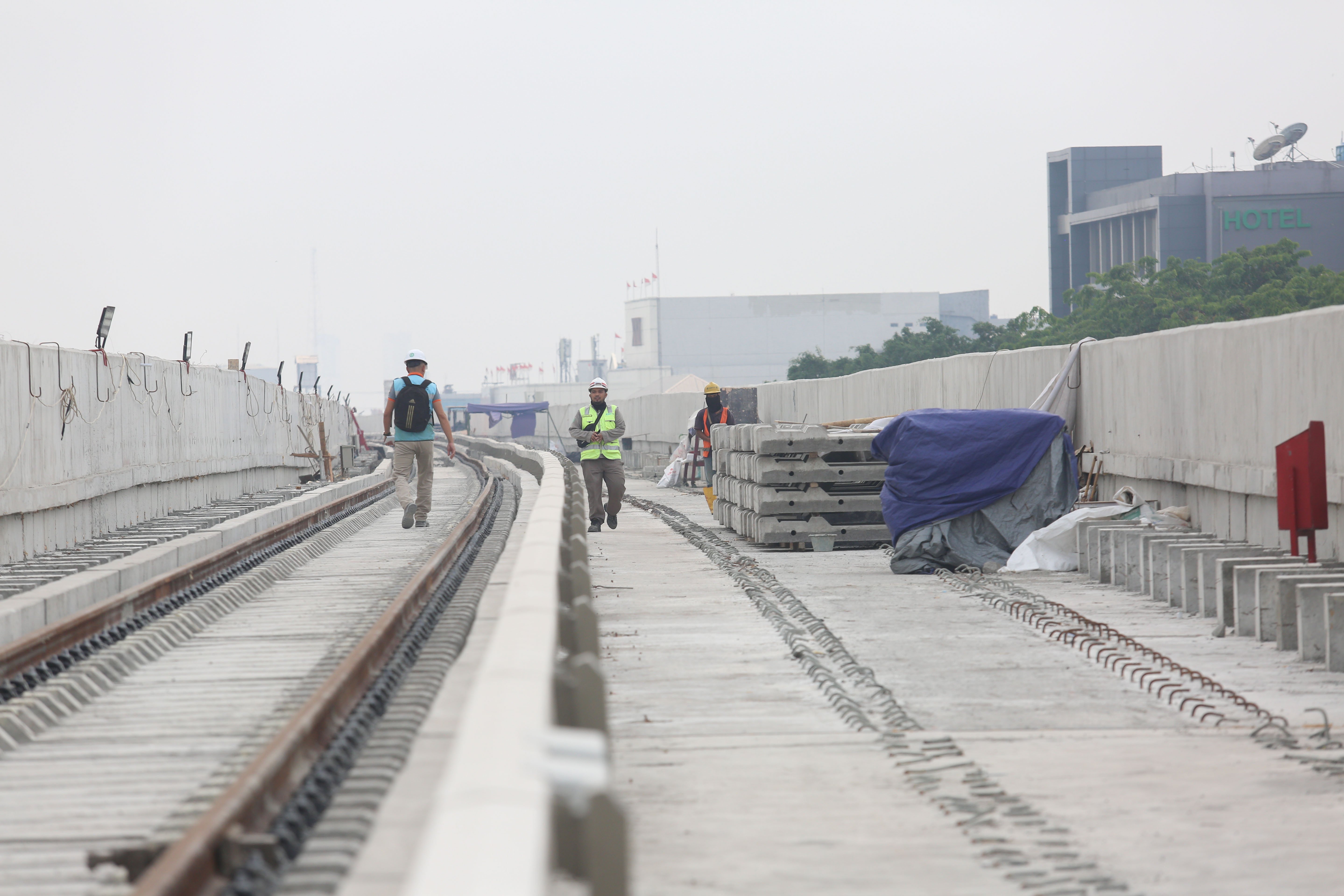 Pekerja mengecek jalur LRT Jakarta saat pembangunan Stasiun Rawamangun, Jakarta, Rabu (30/10/2024). PT Jakarta Propertindo (Perseroda) (Jakpro) mencatat progres pembangunan Stasiun Rawamangun telah mencapai 46,24 persen, sementara itu secara keseluruhan proyek LRT Jakarta Fase 1B jalur Velodrome - Manggarai sudah mencakup progres hingga 33,45 persen dan ditargetkan akan selesai pada kuartal III tahun 2026.