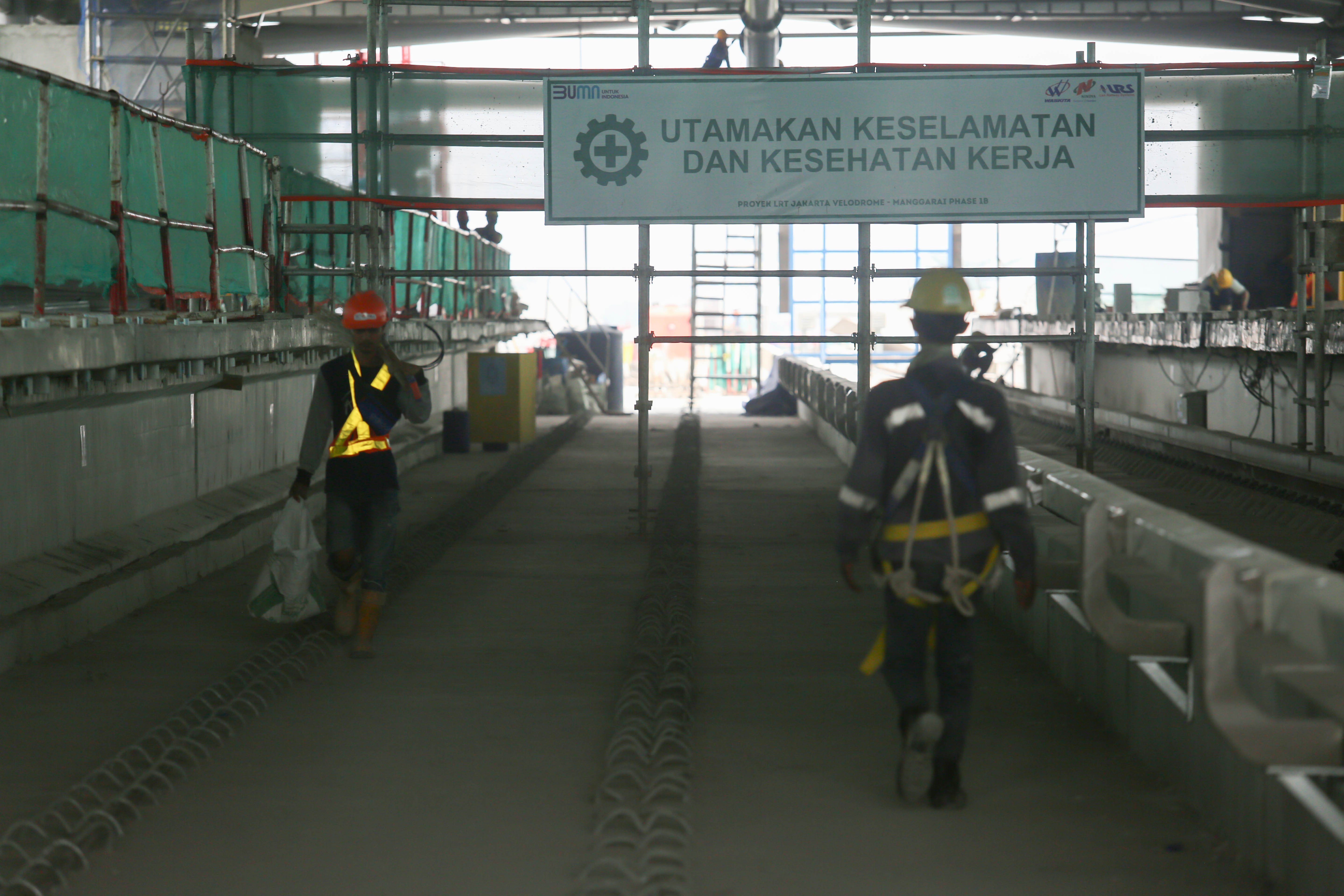 Pekerja menyelesaikan pembangunan Stasiun LRT Rawamangun, Jakarta, Rabu (30/10/2024). PT Jakarta Propertindo (Perseroda) (Jakpro) mencatat progres pembangunan Stasiun Rawamangun telah mencapai 46,24 persen, sementara itu secara keseluruhan proyek LRT Jakarta Fase 1B jalur Velodrome - Manggarai sudah mencakup progres hingga 33,45 persen dan ditargetkan akan selesai pada kuartal III tahun 2026.