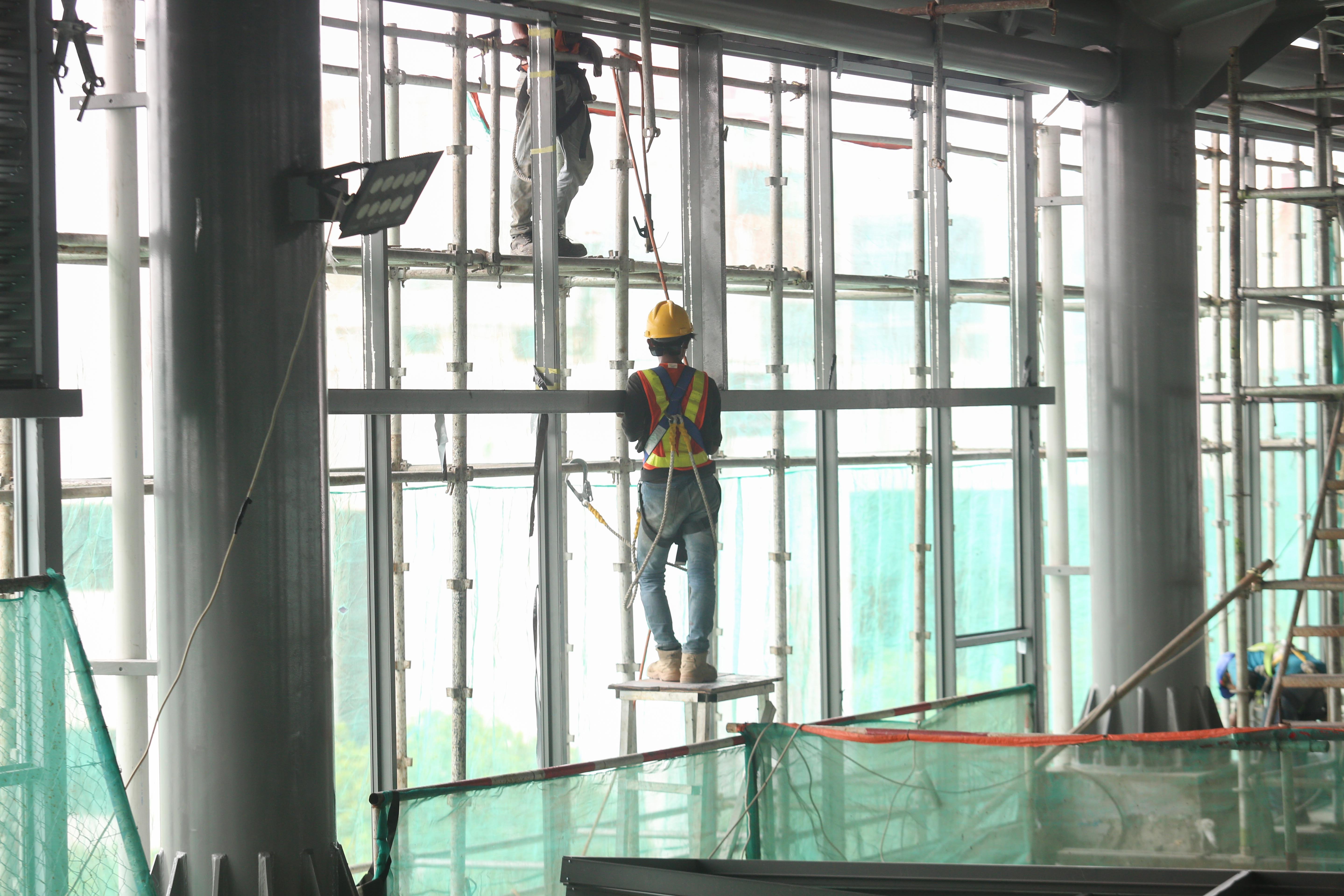 Pekerja menyelesaikan pembangunan Stasiun LRT Rawamangun, Jakarta, Rabu (30/10/2024). PT Jakarta Propertindo (Perseroda) (Jakpro) mencatat progres pembangunan Stasiun Rawamangun telah mencapai 46,24 persen, sementara itu secara keseluruhan proyek LRT Jakarta Fase 1B jalur Velodrome - Manggarai sudah mencakup progres hingga 33,45 persen dan ditargetkan akan selesai pada kuartal III tahun 2026.