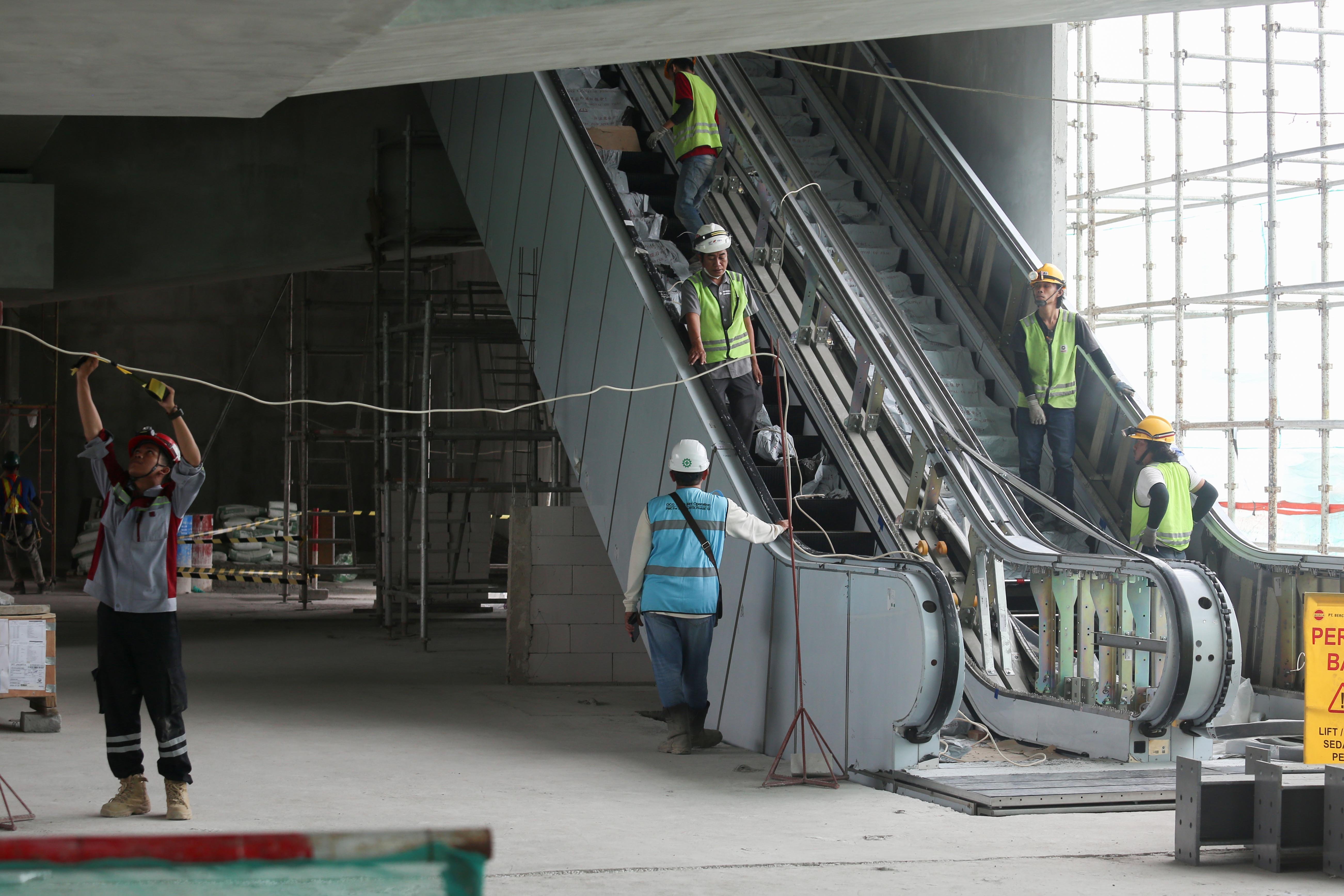 Pekerja menyelesaikan pembangunan Stasiun LRT Rawamangun, Jakarta, Rabu (30/10/2024). PT Jakarta Propertindo (Perseroda) (Jakpro) mencatat progres pembangunan Stasiun Rawamangun telah mencapai 46,24 persen, sementara itu secara keseluruhan proyek LRT Jakarta Fase 1B jalur Velodrome - Manggarai sudah mencakup progres hingga 33,45 persen dan ditargetkan akan selesai pada kuartal III tahun 2026.