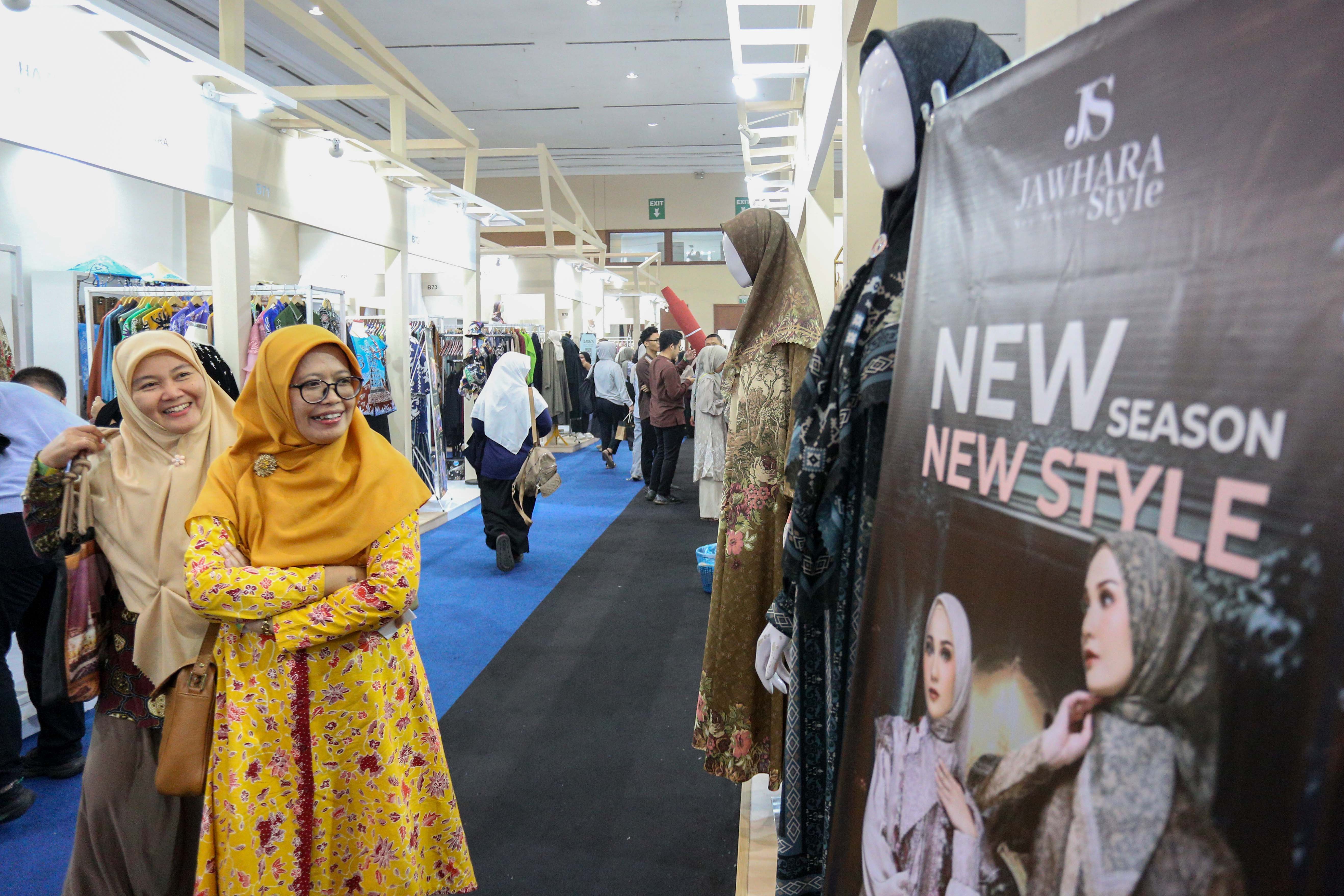 Pengunjung mengamati produk yang dipamerkan pada Indonesia International Modest Fashion Festival (IN2MF) di Jakarta Convention Center, Senayan, Jakarta, Rabu (30/10/2024). Acara yang digelar dalam rangka memperkenalkan produk fesyen sopan Indonesia ini diikuti oleh 218 desainer lokal dan 10 desainer luar negeri yang berlangsung pada 30 Oktober hingga 3 November 2024.