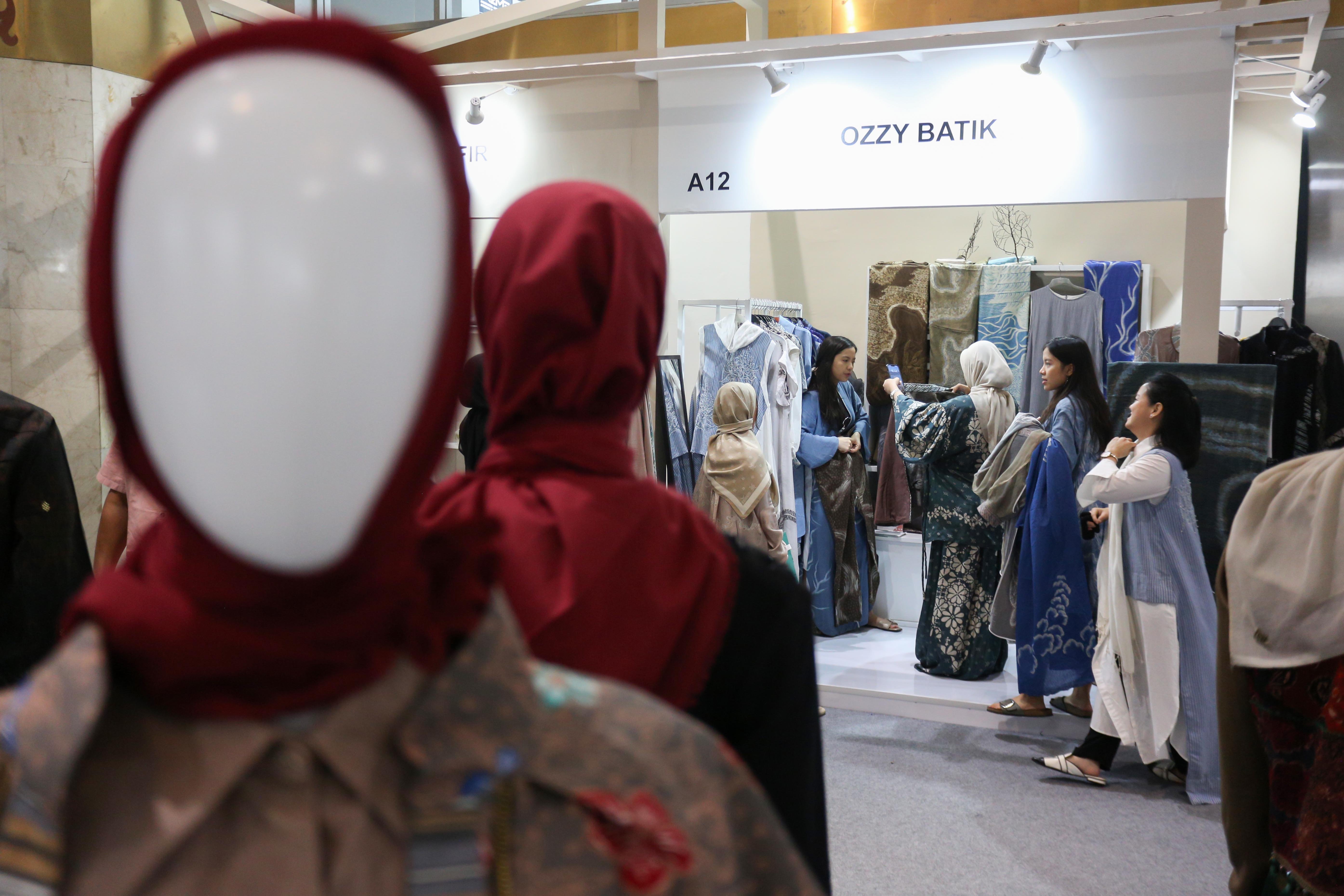 Pengunjung menjajal produk yang dipamerkan pada Indonesia International Modest Fashion Festival (IN2MF) di Jakarta Convention Center, Senayan, Jakarta, Rabu (30/10/2024). Acara yang digelar dalam rangka memperkenalkan produk fesyen sopan Indonesia ini diikuti oleh 218 desainer lokal dan 10 desainer luar negeri yang berlangsung pada 30 Oktober hingga 3 November 2024.