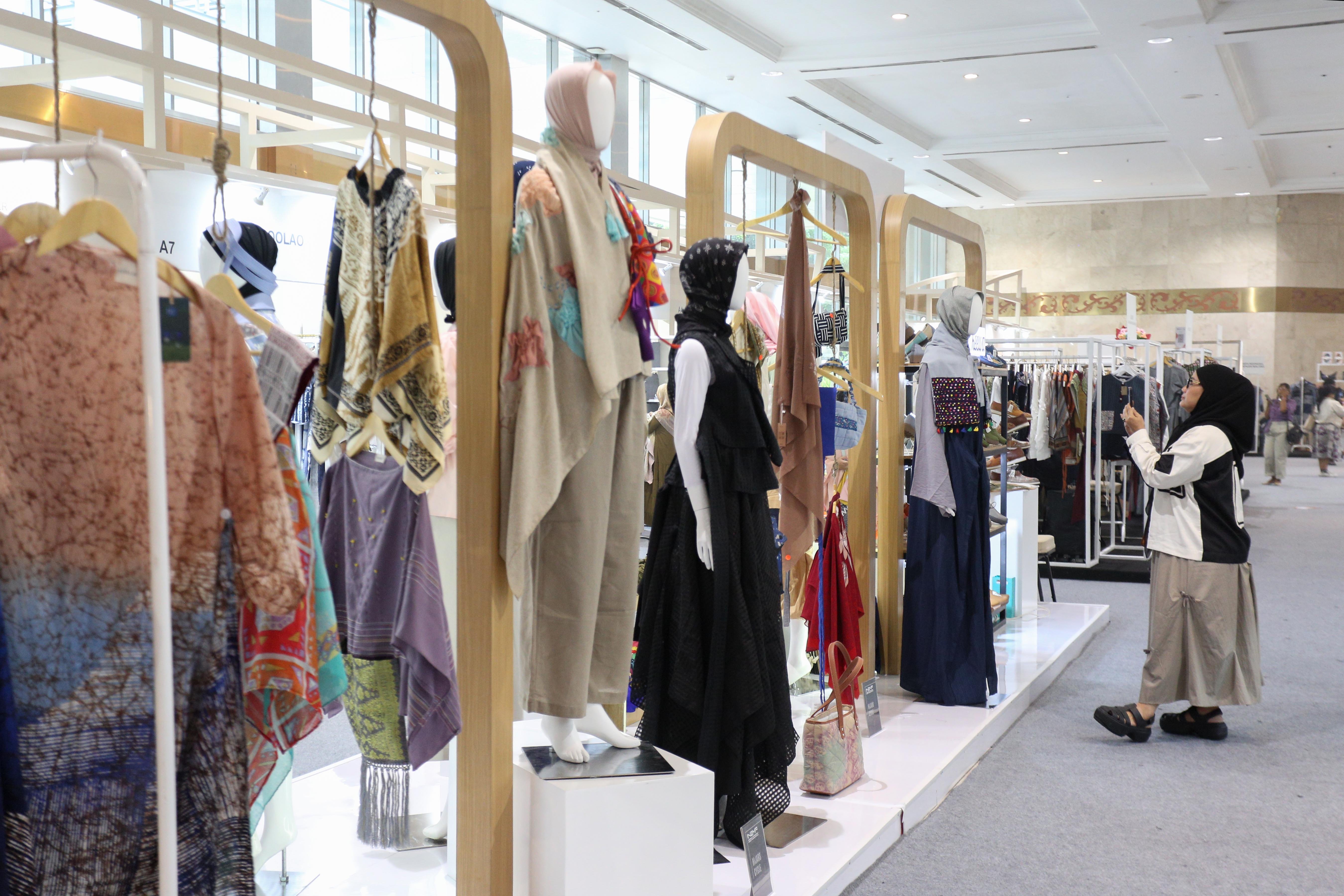 Pengunjung mengamati produk yang dipamerkan pada Indonesia International Modest Fashion Festival (IN2MF) di Jakarta Convention Center, Senayan, Jakarta, Rabu (30/10/2024). Acara yang digelar dalam rangka memperkenalkan produk fesyen sopan Indonesia ini diikuti oleh 218 desainer lokal dan 10 desainer luar negeri yang berlangsung pada 30 Oktober hingga 3 November 2024.