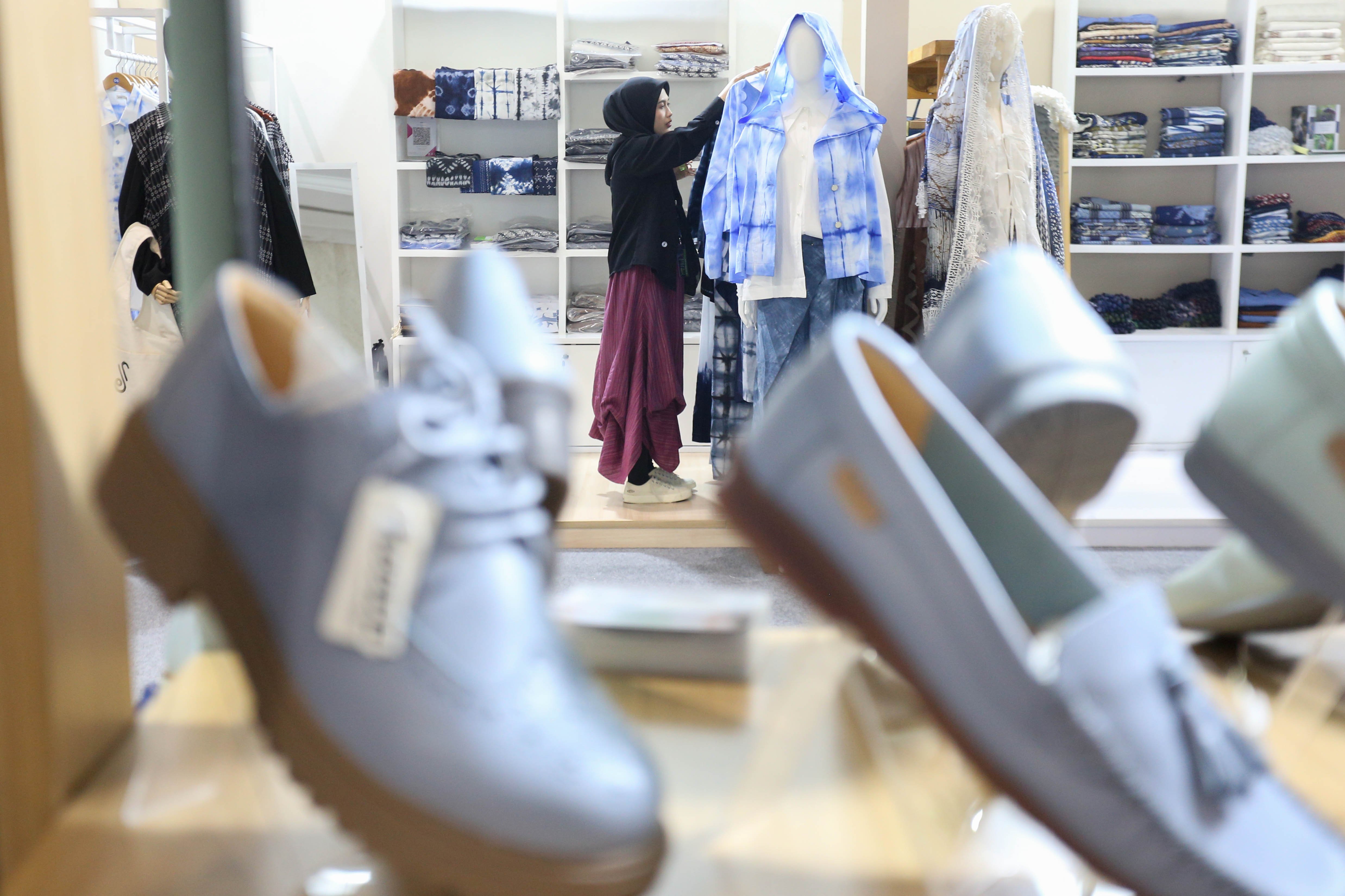 Pengunjung mengamati produk yang dipamerkan pada Indonesia International Modest Fashion Festival (IN2MF) di Jakarta Convention Center, Senayan, Jakarta, Rabu (30/10/2024). Acara yang digelar dalam rangka memperkenalkan produk fesyen sopan Indonesia ini diikuti oleh 218 desainer lokal dan 10 desainer luar negeri yang berlangsung pada 30 Oktober hingga 3 November 2024.