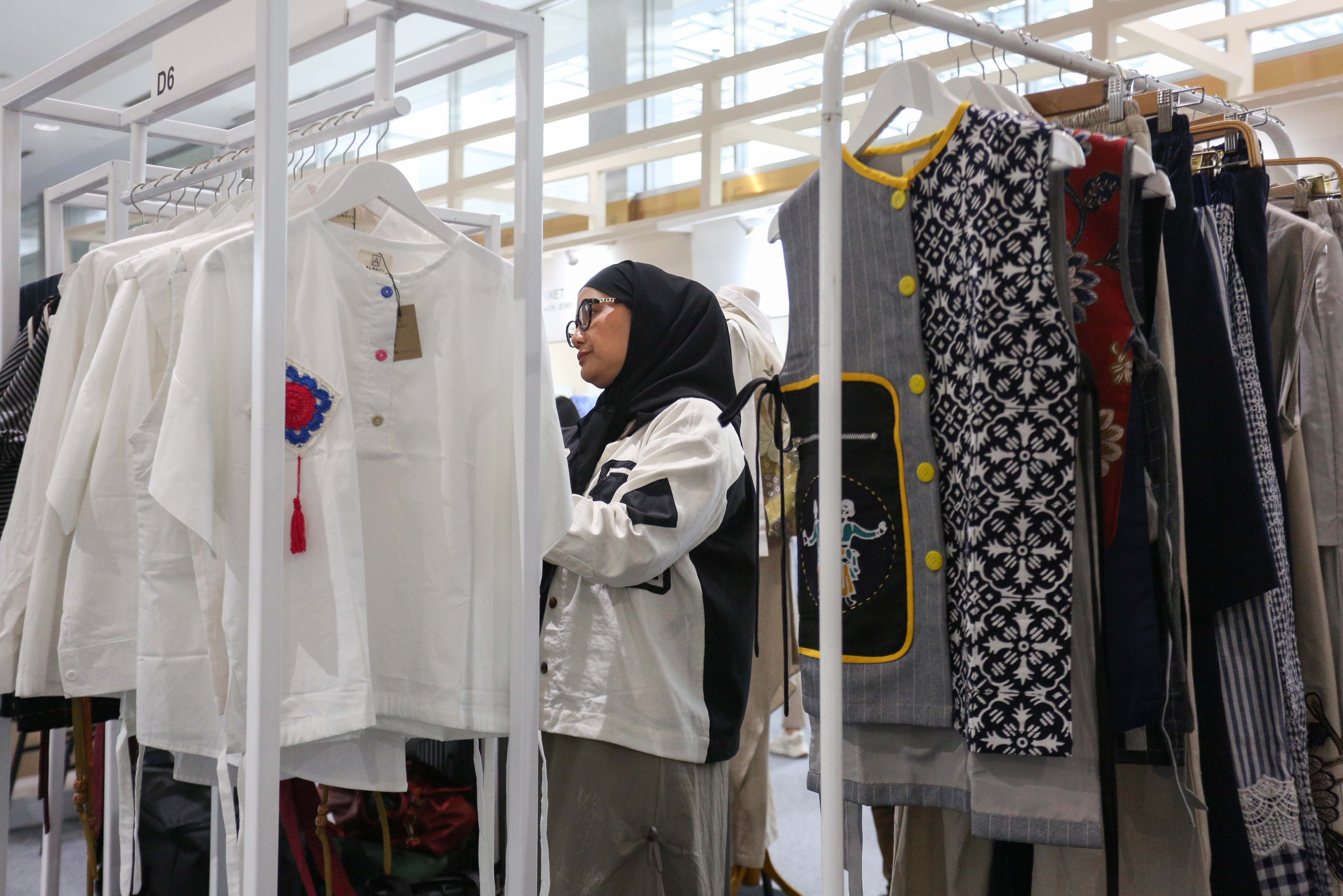 Pengunjung mengamati produk yang dipamerkan pada Indonesia International Modest Fashion Festival (IN2MF) di Jakarta Convention Center, Senayan, Jakarta, Rabu (30/10/2024). Acara yang digelar dalam rangka memperkenalkan produk fesyen sopan Indonesia ini diikuti oleh 218 desainer lokal dan 10 desainer luar negeri yang berlangsung pada 30 Oktober hingga 3 November 2024.