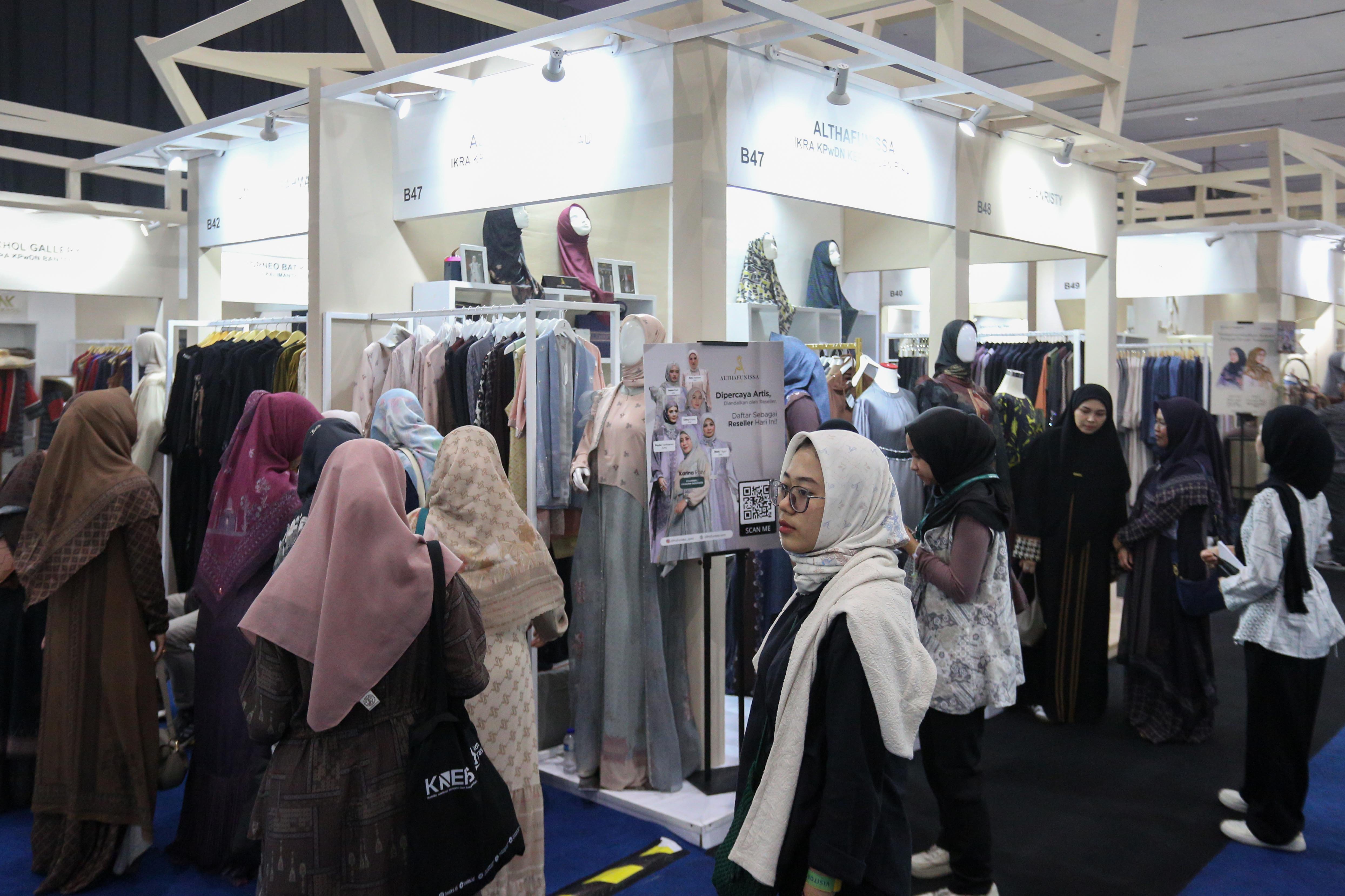 Pengunjung mengamati produk yang dipamerkan pada Indonesia International Modest Fashion Festival (IN2MF) di Jakarta Convention Center, Senayan, Jakarta, Rabu (30/10/2024). Acara yang digelar dalam rangka memperkenalkan produk fesyen sopan Indonesia ini diikuti oleh 218 desainer lokal dan 10 desainer luar negeri yang berlangsung pada 30 Oktober hingga 3 November 2024.
