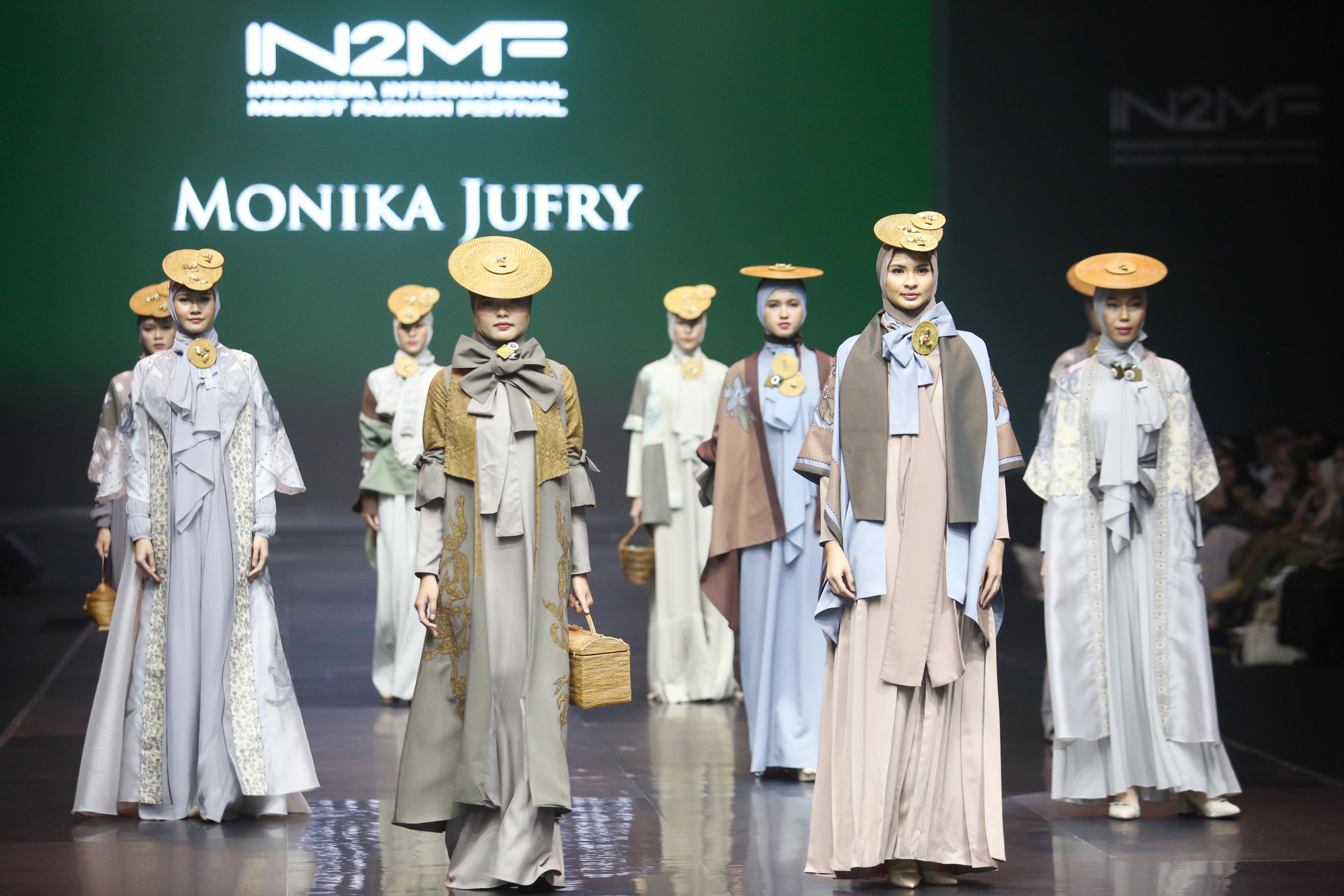 Sejumlah model memperagakan busana rancangan Monika Jufry pada Indonesia International Modest Fashion Festival (IN2MF) di Jakarta Convention Center, Senayan, Jakarta, Rabu (30/10/2024). Acara yang digelar dalam rangka memperkenalkan produk fesyen sopan Indonesia ini diikuti oleh 218 desainer lokal dan 10 desainer luar negeri yang berlangsung pada 30 Oktober hingga 3 November 2024.