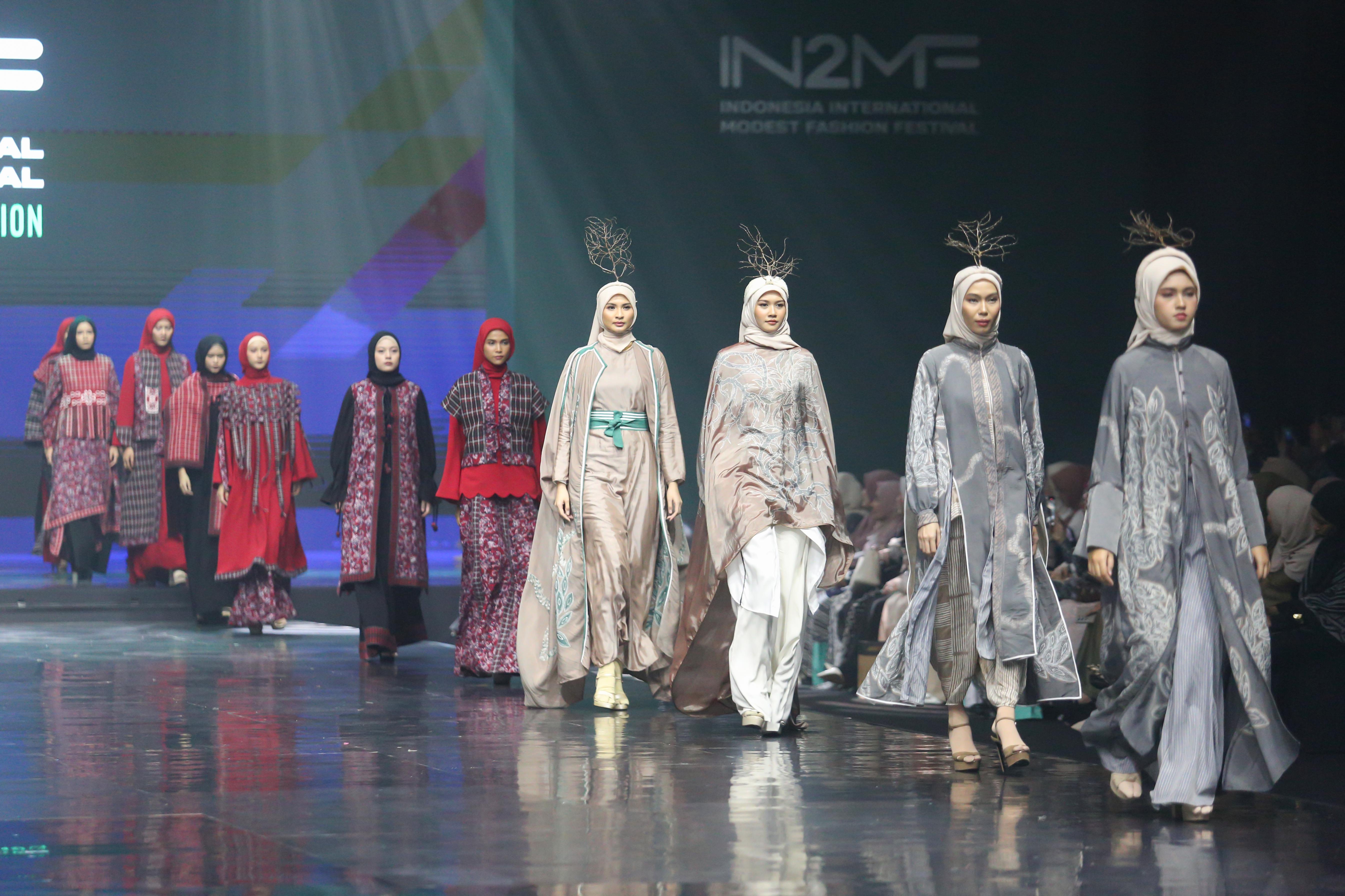 Sejumlah model memperagakan busana pada Indonesia International Modest Fashion Festival (IN2MF) di Jakarta Convention Center, Senayan, Jakarta, Rabu (30/10/2024). Acara yang digelar dalam rangka memperkenalkan produk fesyen sopan Indonesia ini diikuti oleh 218 desainer lokal dan 10 desainer luar negeri yang berlangsung pada 30 Oktober hingga 3 November 2024.