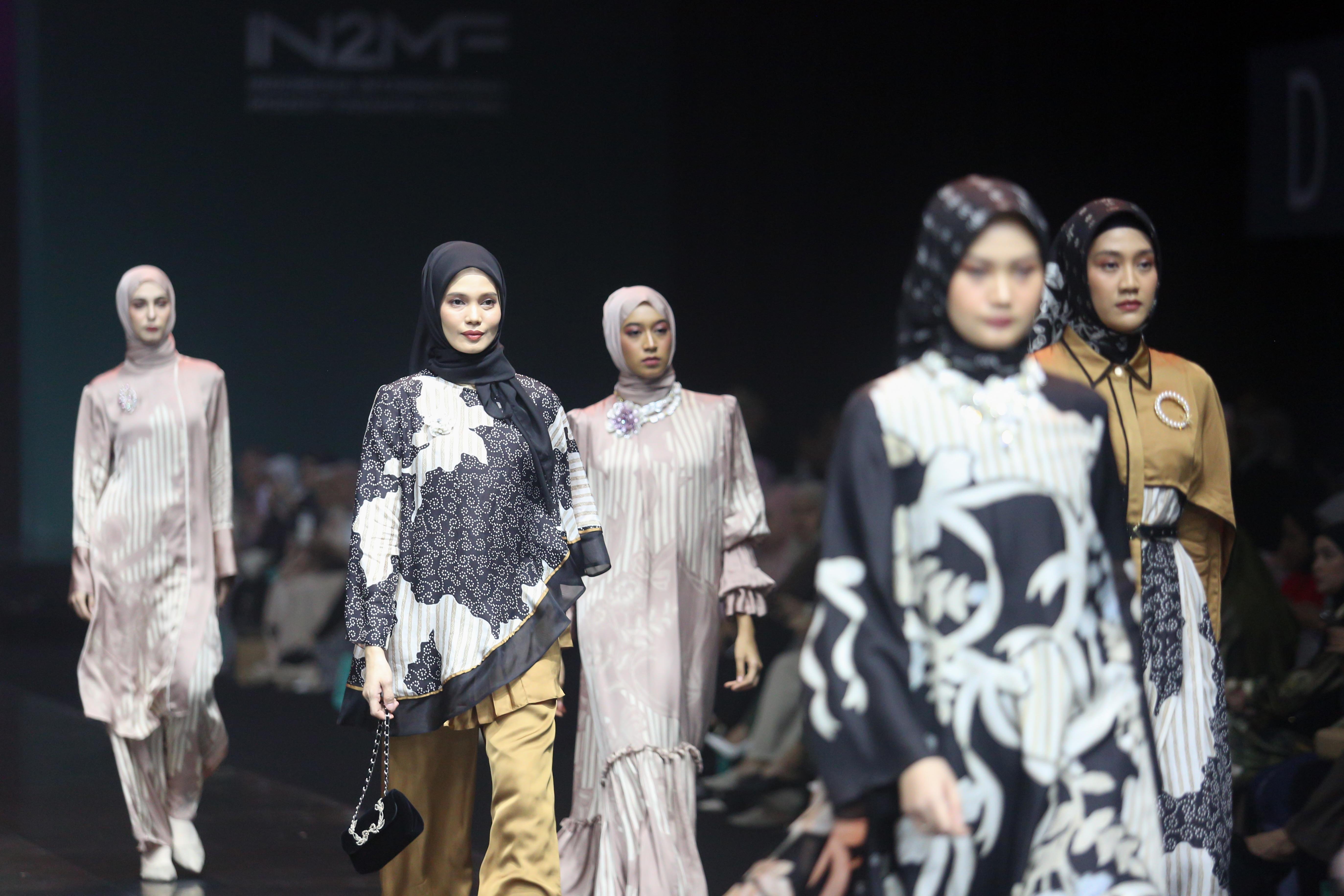 Sejumlah model memperagakan busana rancangan KHANAAN pada Indonesia International Modest Fashion Festival (IN2MF) di Jakarta Convention Center, Senayan, Jakarta, Rabu (30/10/2024). Acara yang digelar dalam rangka memperkenalkan produk fesyen sopan Indonesia ini diikuti oleh 218 desainer lokal dan 10 desainer luar negeri yang berlangsung pada 30 Oktober hingga 3 November 2024.