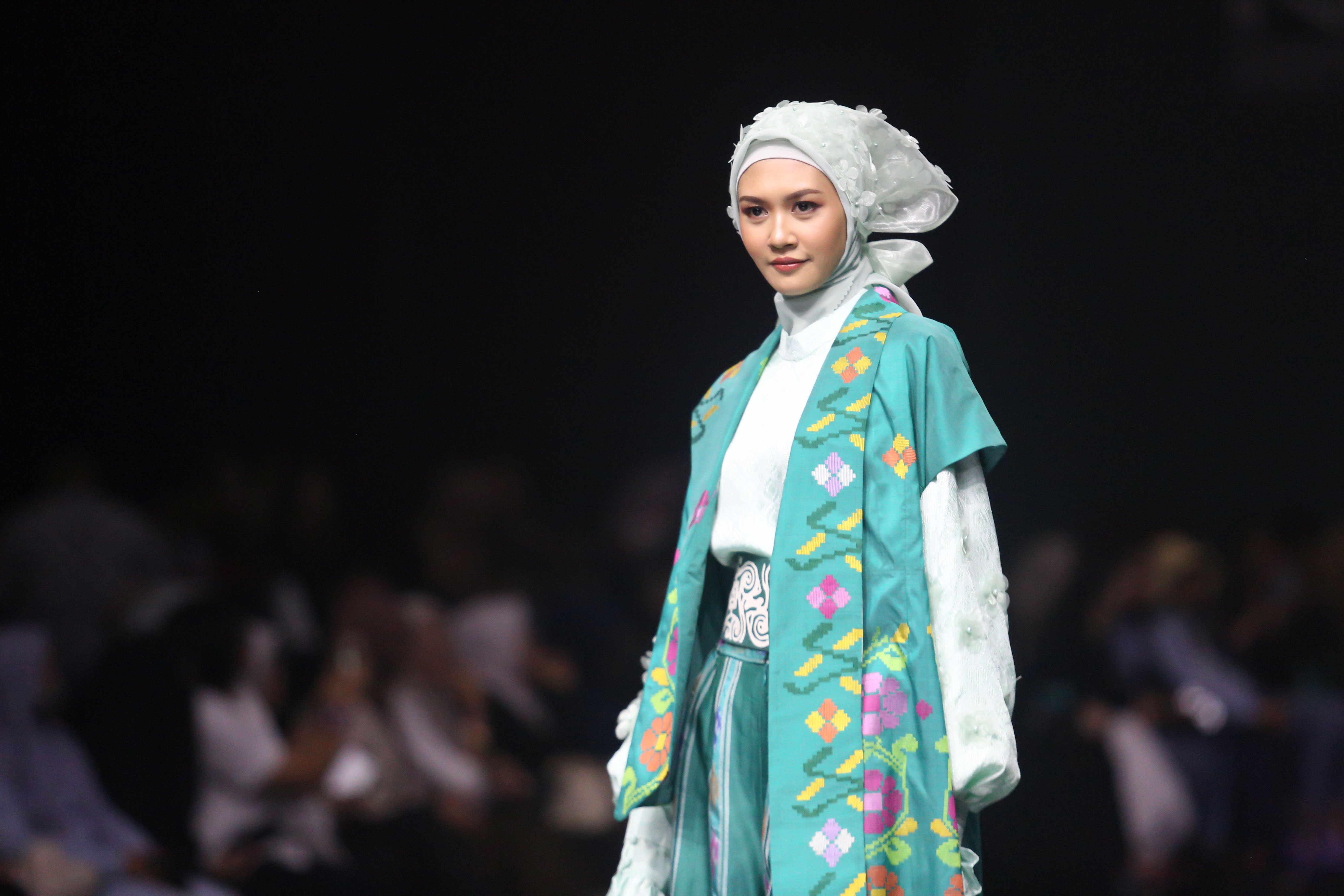 Sejumlah model memperagakan busana rancangan Faizah Nawawi pada Indonesia International Modest Fashion Festival (IN2MF) di Jakarta Convention Center, Senayan, Jakarta, Rabu (30/10/2024). Acara yang digelar dalam rangka memperkenalkan produk fesyen sopan Indonesia ini diikuti oleh 218 desainer lokal dan 10 desainer luar negeri yang berlangsung pada 30 Oktober hingga 3 November 2024.