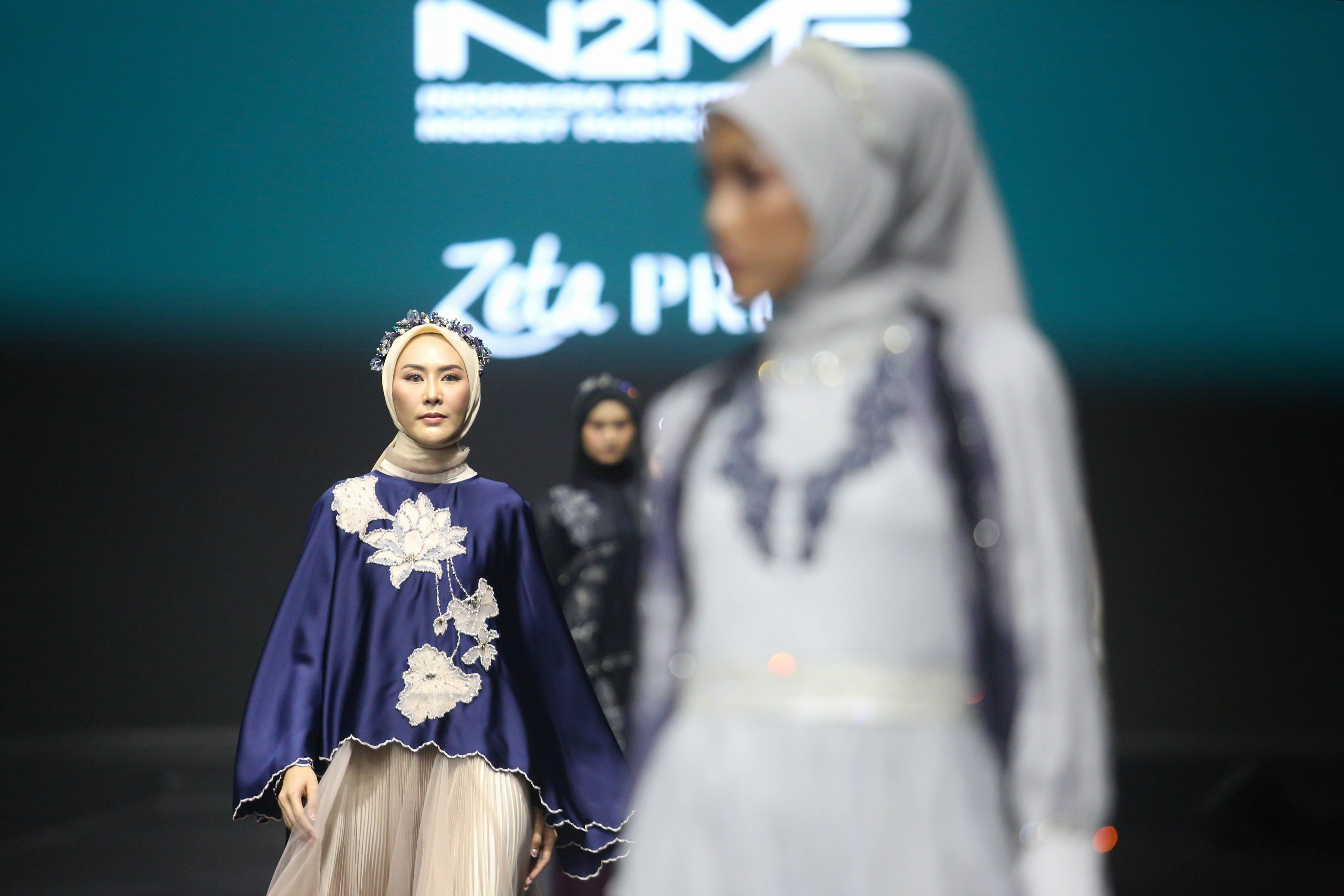 Sejumlah model memperagakan busana rancangan ZETA PRIVE pada Indonesia International Modest Fashion Festival (IN2MF) di Jakarta Convention Center, Senayan, Jakarta, Rabu (30/10/2024). Acara yang digelar dalam rangka memperkenalkan produk fesyen sopan Indonesia ini diikuti oleh 218 desainer lokal dan 10 desainer luar negeri yang berlangsung pada 30 Oktober hingga 3 November 2024.