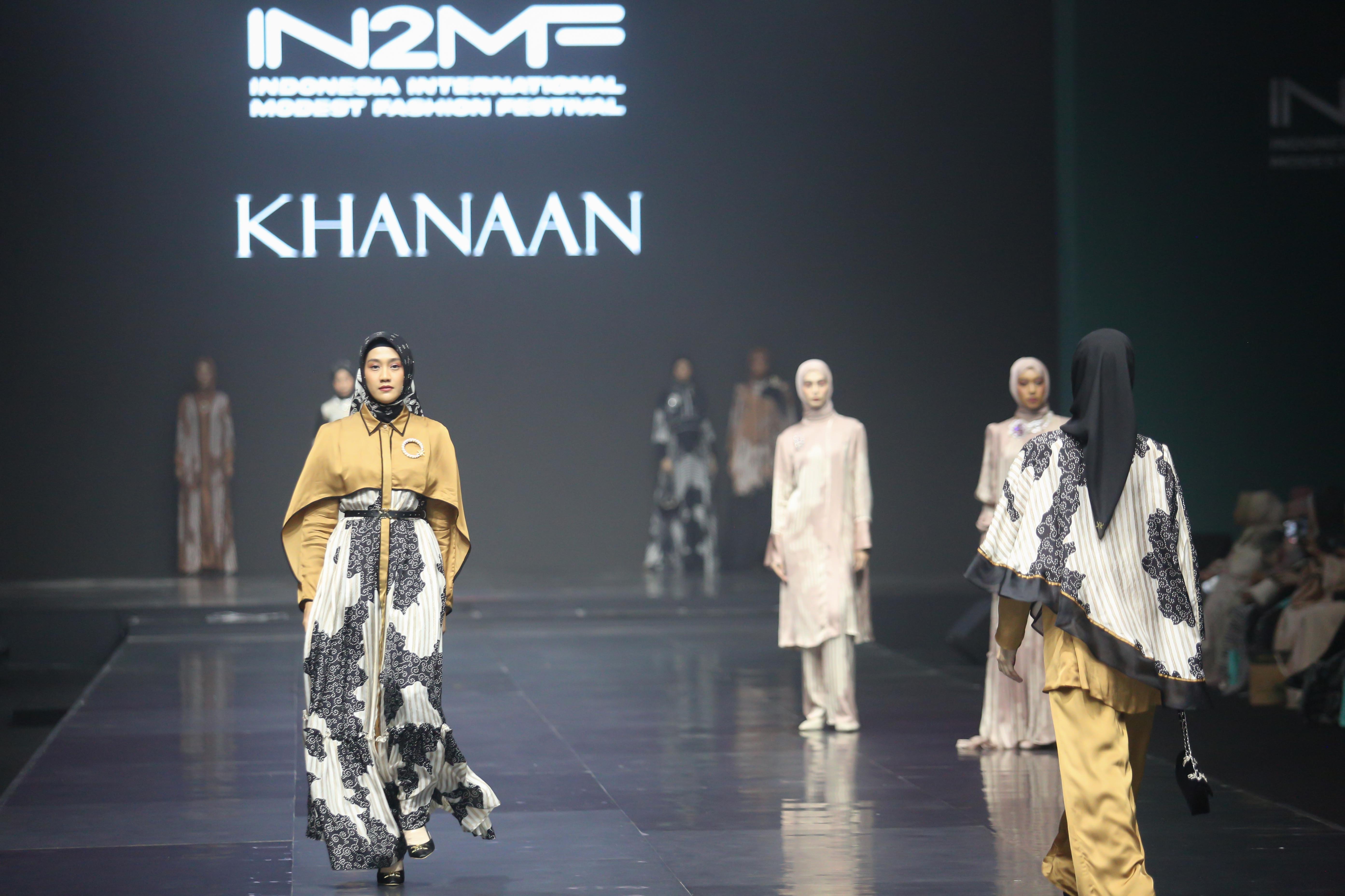 Sejumlah model memperagakan busana rancangan KHANAAN pada Indonesia International Modest Fashion Festival (IN2MF) di Jakarta Convention Center, Senayan, Jakarta, Rabu (30/10/2024). Acara yang digelar dalam rangka memperkenalkan produk fesyen sopan Indonesia ini diikuti oleh 218 desainer lokal dan 10 desainer luar negeri yang berlangsung pada 30 Oktober hingga 3 November 2024.