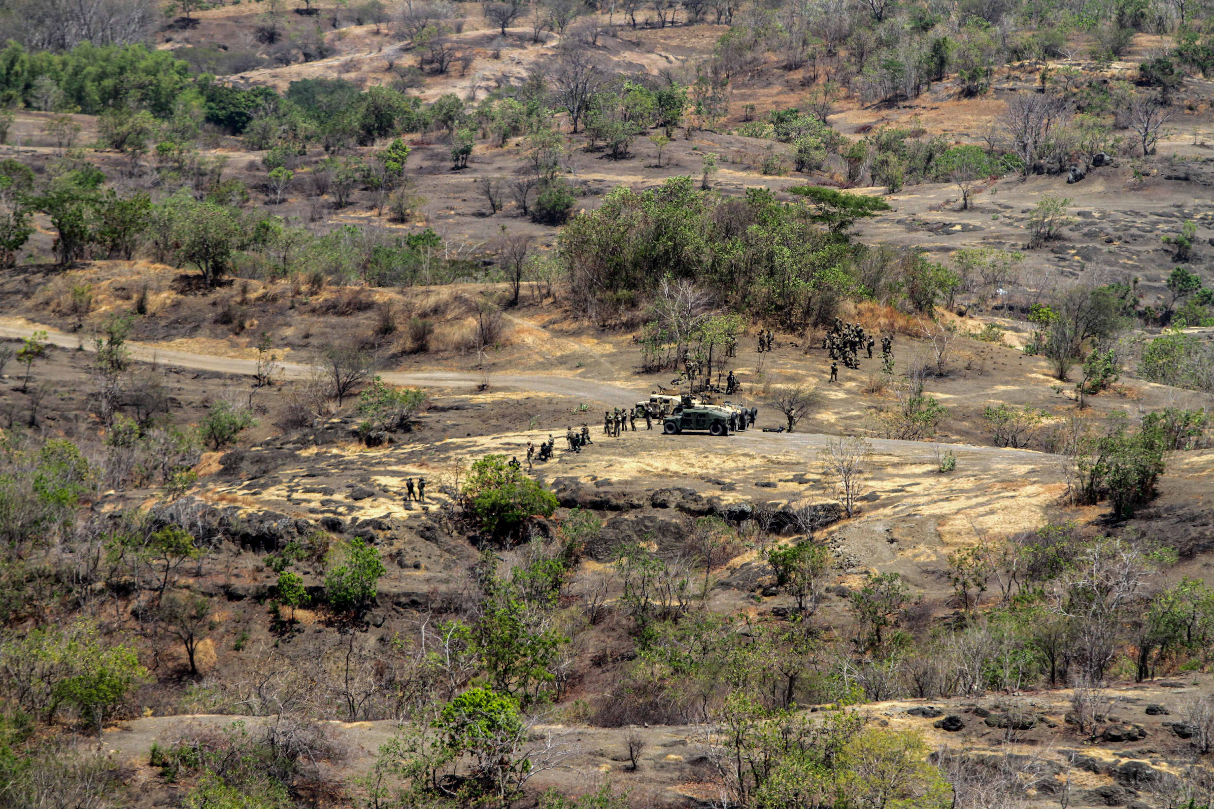 Prajurit gabungan yang melibatkan Tentara Indonesia, Amerika, Jepang, Singapura dan Australia melakukan serangan darat pada puncak Latihan Gabungan Bersama (Latgabma) Super Garuda Shield (SGS) di Pusat Latihan Pertempuran Marinir (Puslatpurmar) 5 Baluran, Karangtekok, Situbondo, Jawa Timur,
