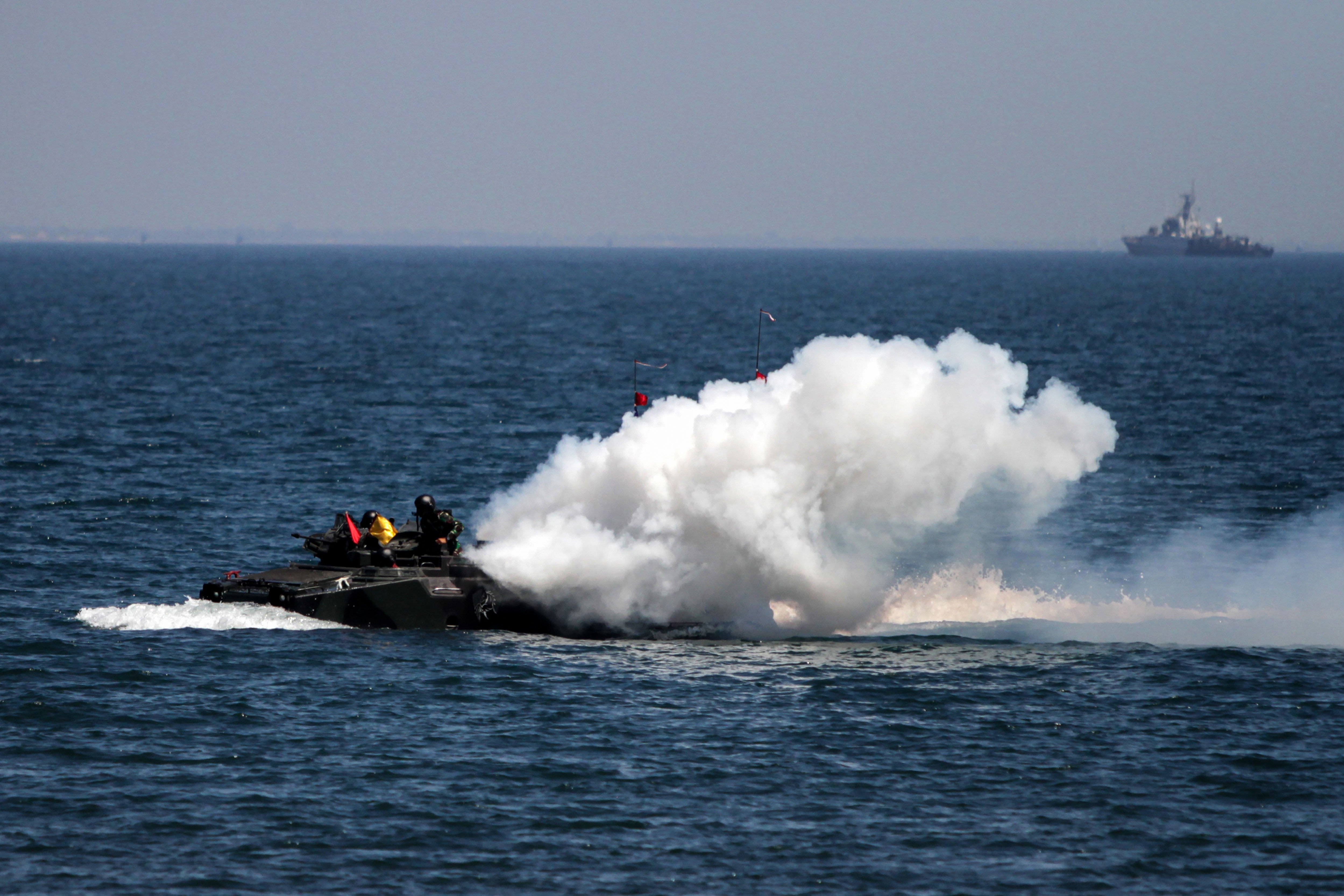 Tank LVT-7 melakukan pendaratan amfibi pada Latihan Gabungan Bersama (Latgabma) Super Garuda Shield (SGS) di kawasan Pantai Banongan, Situbondo, Jawa Timur.
