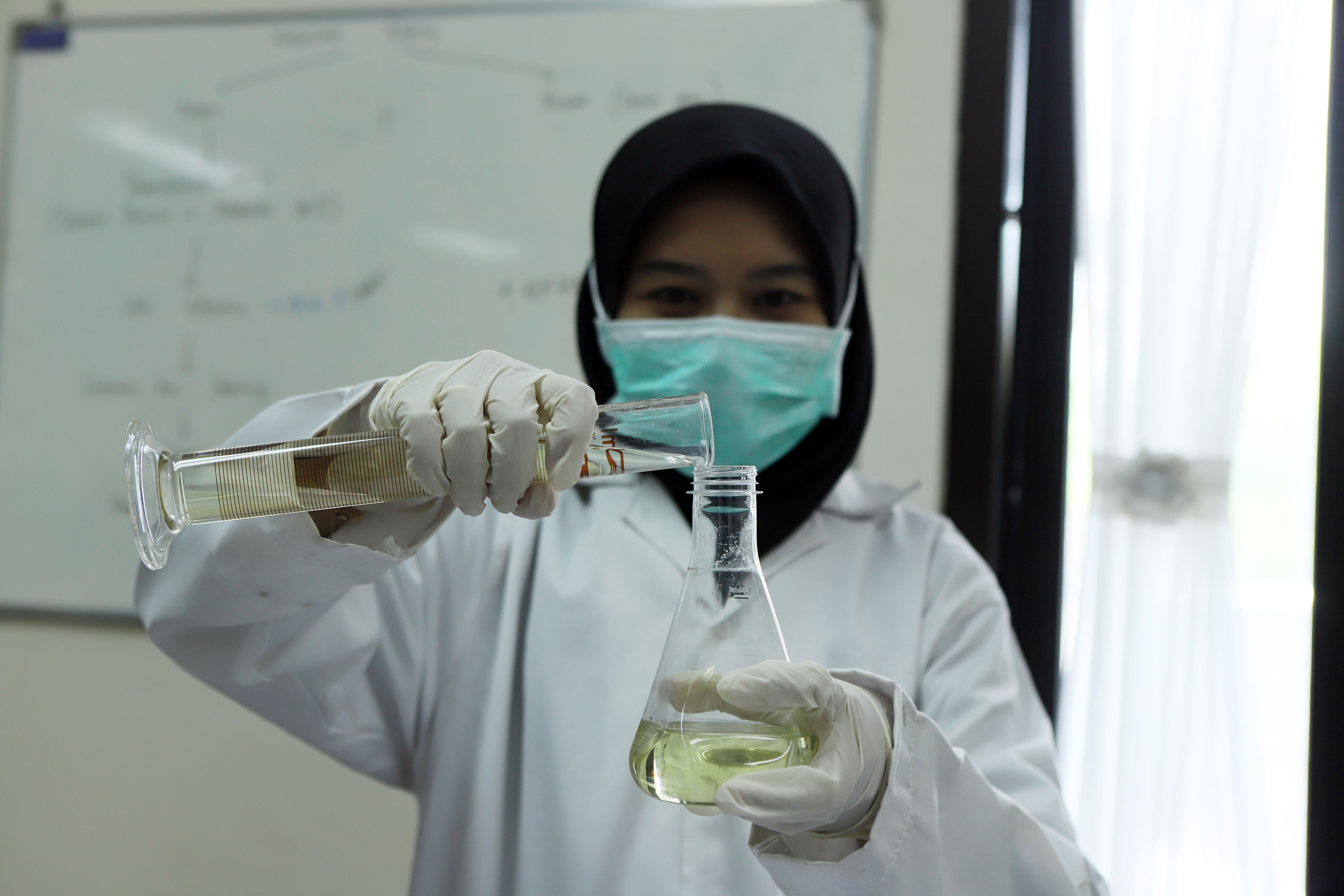 Petugas meracik cairan kimia yang digunakan untuk membersihkan naskah kuno yang ditulis di atas lontar di ruang perawatan Perpustakaan Proklamator Bung Karno, Blitar, Jawa Timur.