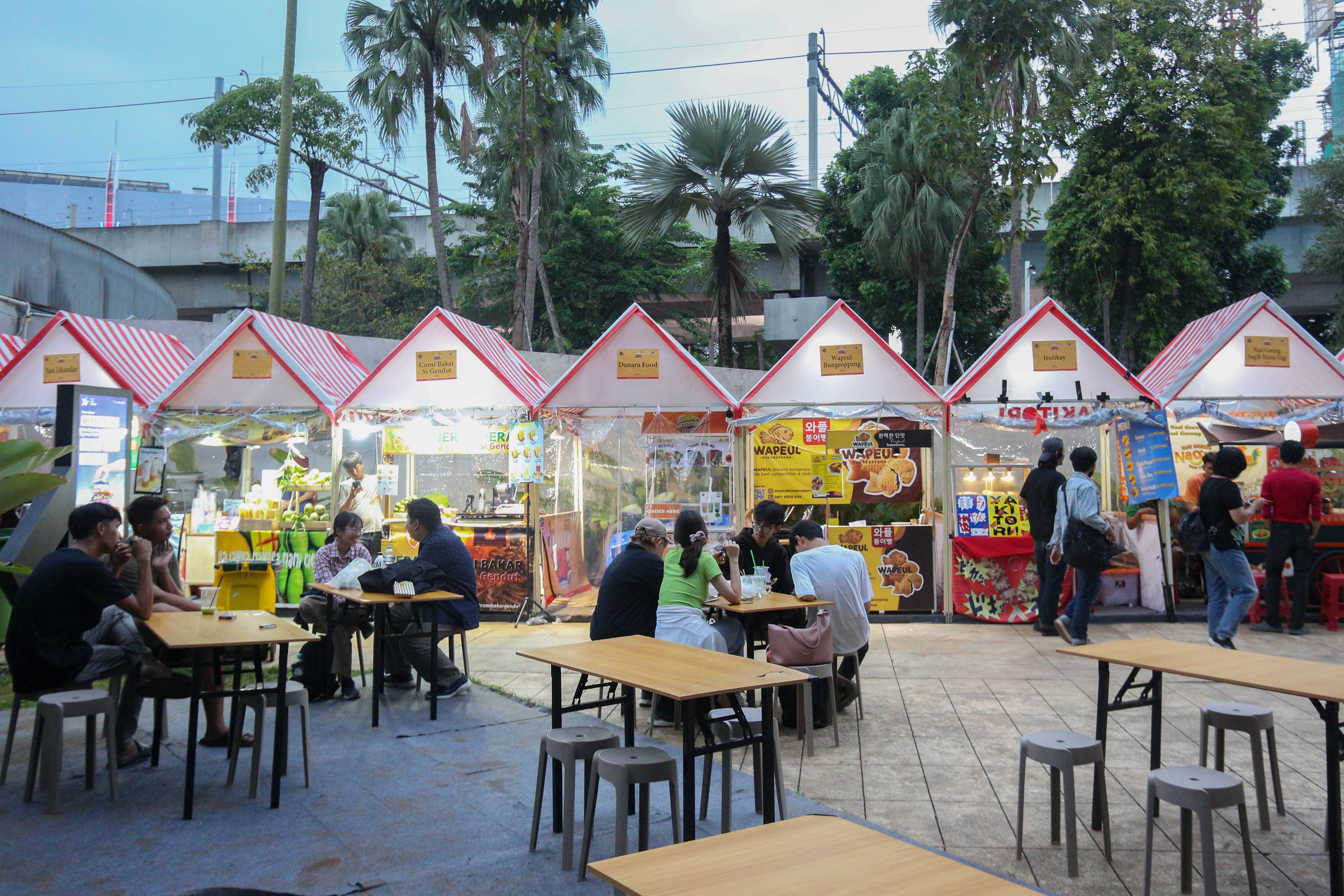 Suasana pengunjung Festival Kuliner Jajanan Asia di Taman Literasi Martha Christina Tiahahu, Blok M, Jakarta Selatan, Kamis (7/11/2024). Festival kuliner yang menghadirkan makanan khas Asia mulai dari nasi goreng, nasi kandar, gyoza, dakkochi, mie kari hingga bungeoppang ini digelar hingga 10 November mendatang.