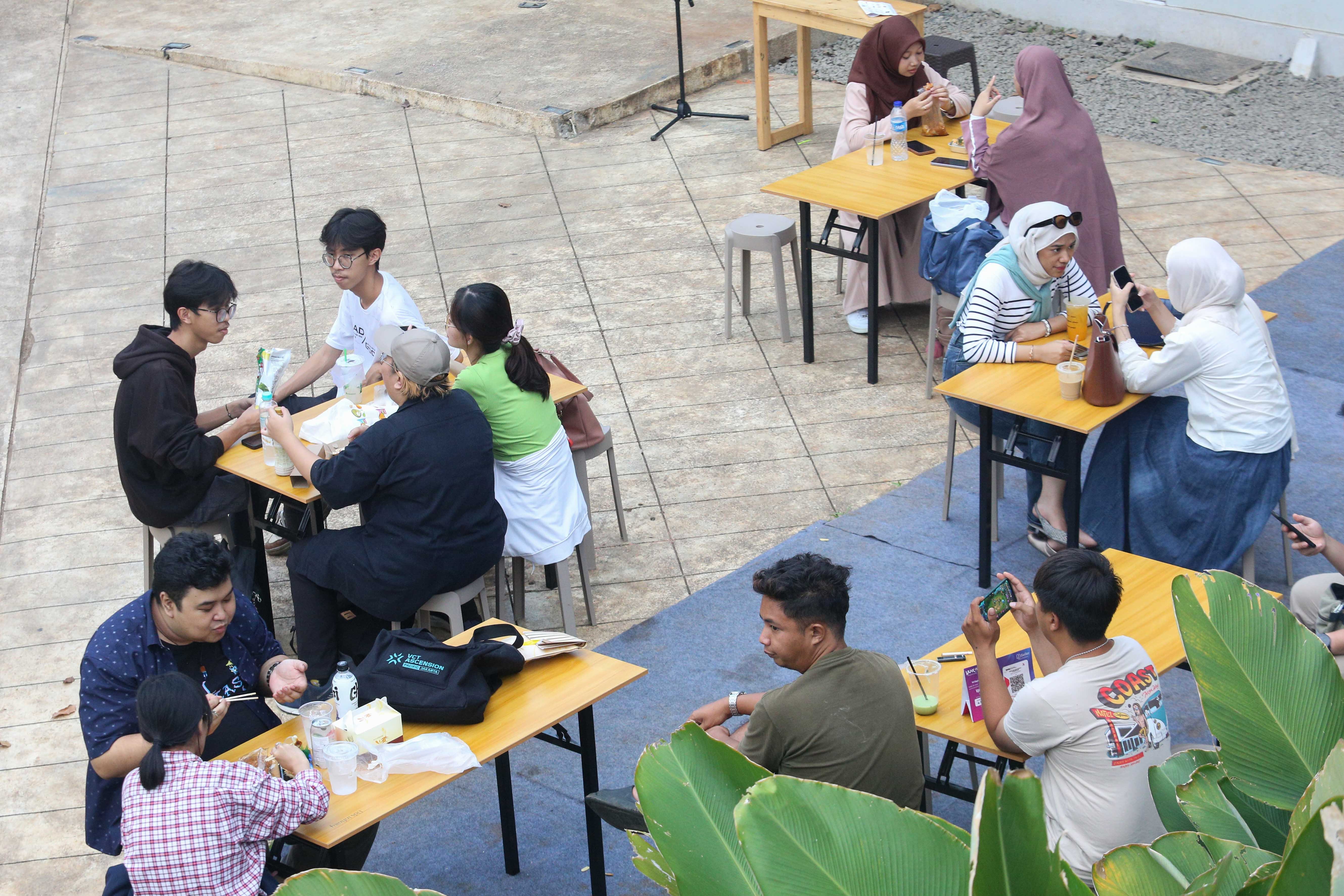 Sejumlah pengunjung menyantap makanan dan minuman yang telah dibeli pada Festival Kuliner Jajanan Asia di Taman Literasi Martha Christina Tiahahu, Blok M, Jakarta Selatan, Kamis (7/11/2024). Festival kuliner yang menghadirkan makanan khas Asia mulai dari nasi goreng, nasi kandar, gyoza, dakkochi, mie kari hingga bungeoppang ini digelar hingga 10 November mendatang.