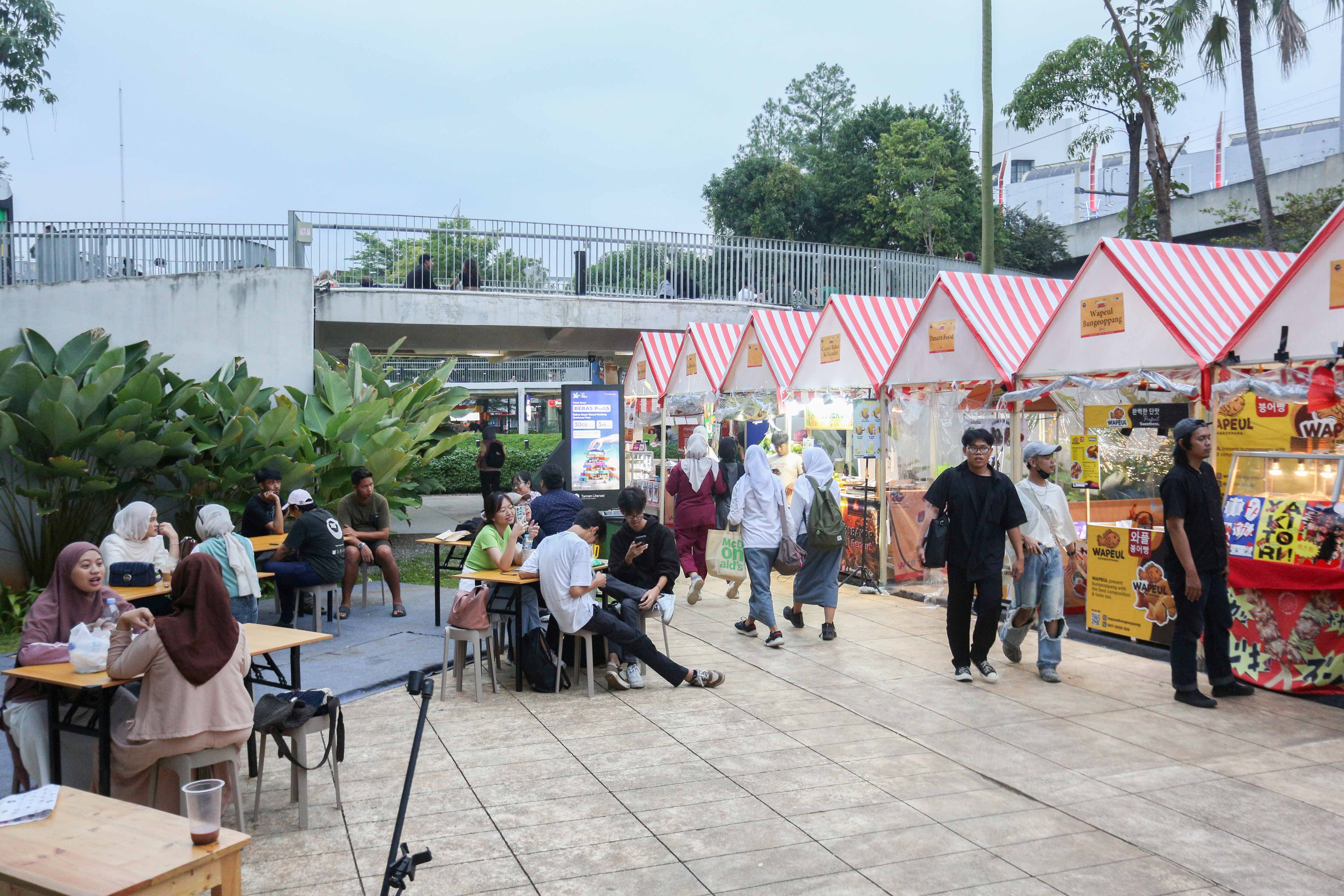 Suasana pengunjung Festival Kuliner Jajanan Asia di Taman Literasi Martha Christina Tiahahu, Blok M, Jakarta Selatan, Kamis (7/11/2024). Festival kuliner yang menghadirkan makanan khas Asia mulai dari nasi goreng, nasi kandar, gyoza, dakkochi, mie kari hingga bungeoppang ini digelar hingga 10 November mendatang.