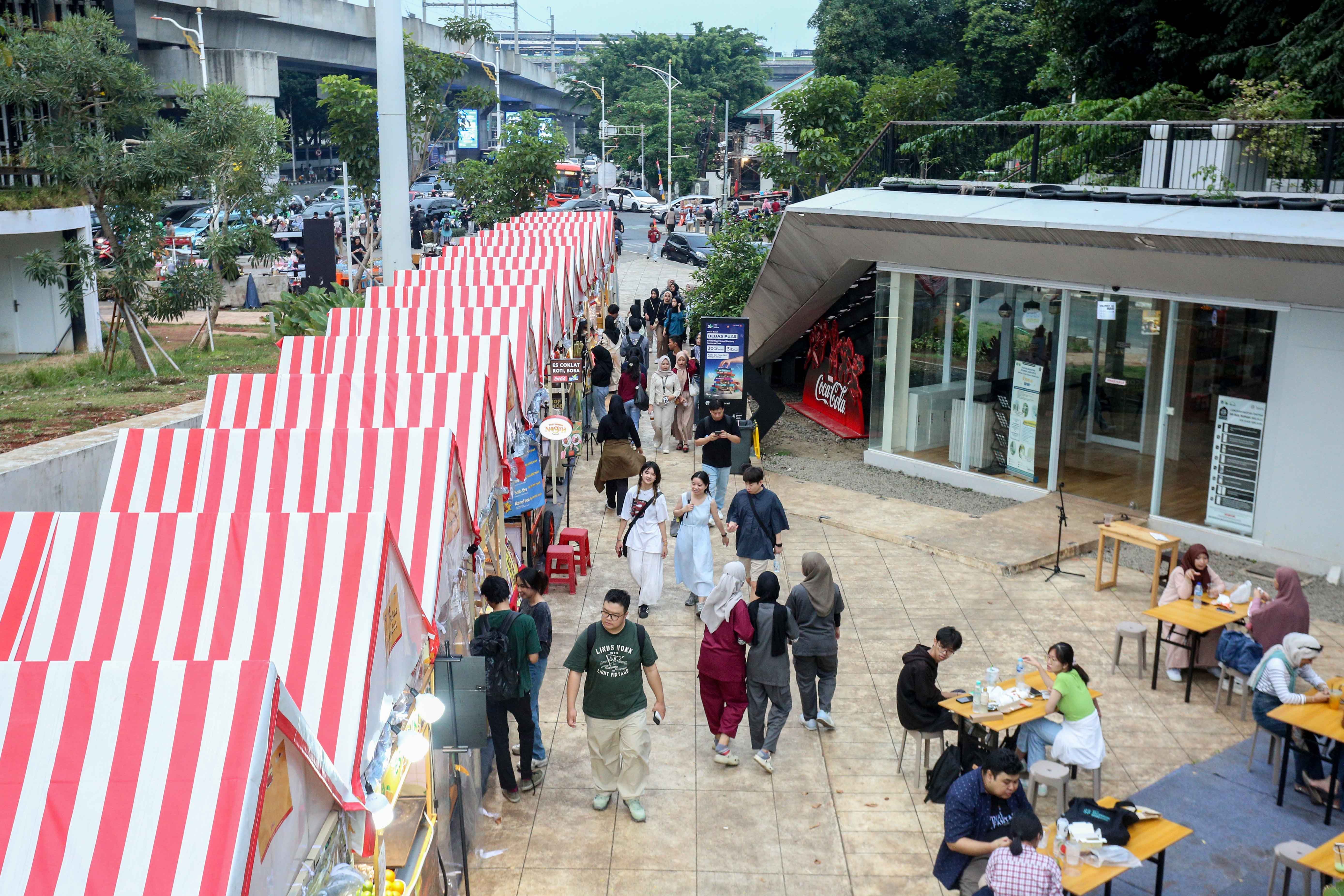 Suasana pengunjung Festival Kuliner Jajanan Asia di Taman Literasi Martha Christina Tiahahu, Blok M, Jakarta Selatan, Kamis (7/11/2024). Festival kuliner yang menghadirkan makanan khas Asia mulai dari nasi goreng, nasi kandar, gyoza, dakkochi, mie kari hingga bungeoppang ini digelar hingga 10 November mendatang.