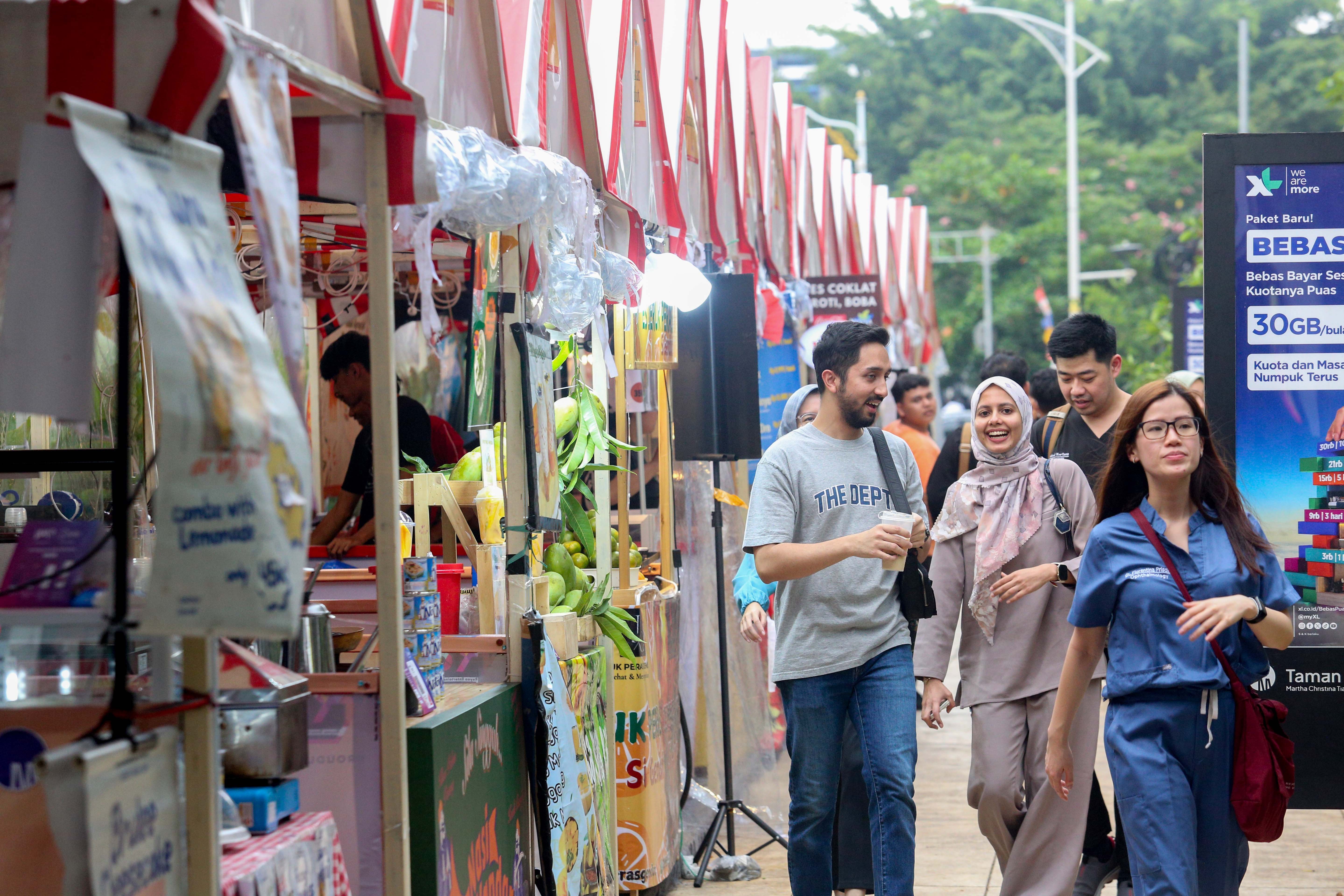 Pengunjung melihat sejumlah tenant makanan pada Festival Kuliner Jajanan Asia di Taman Literasi Martha Christina Tiahahu, Blok M, Jakarta Selatan, Kamis (7/11/2024). Festival kuliner yang menghadirkan makanan khas Asia mulai dari nasi goreng, nasi kandar, gyoza, dakkochi, mie kari hingga bungeoppang ini digelar hingga 10 November mendatang.