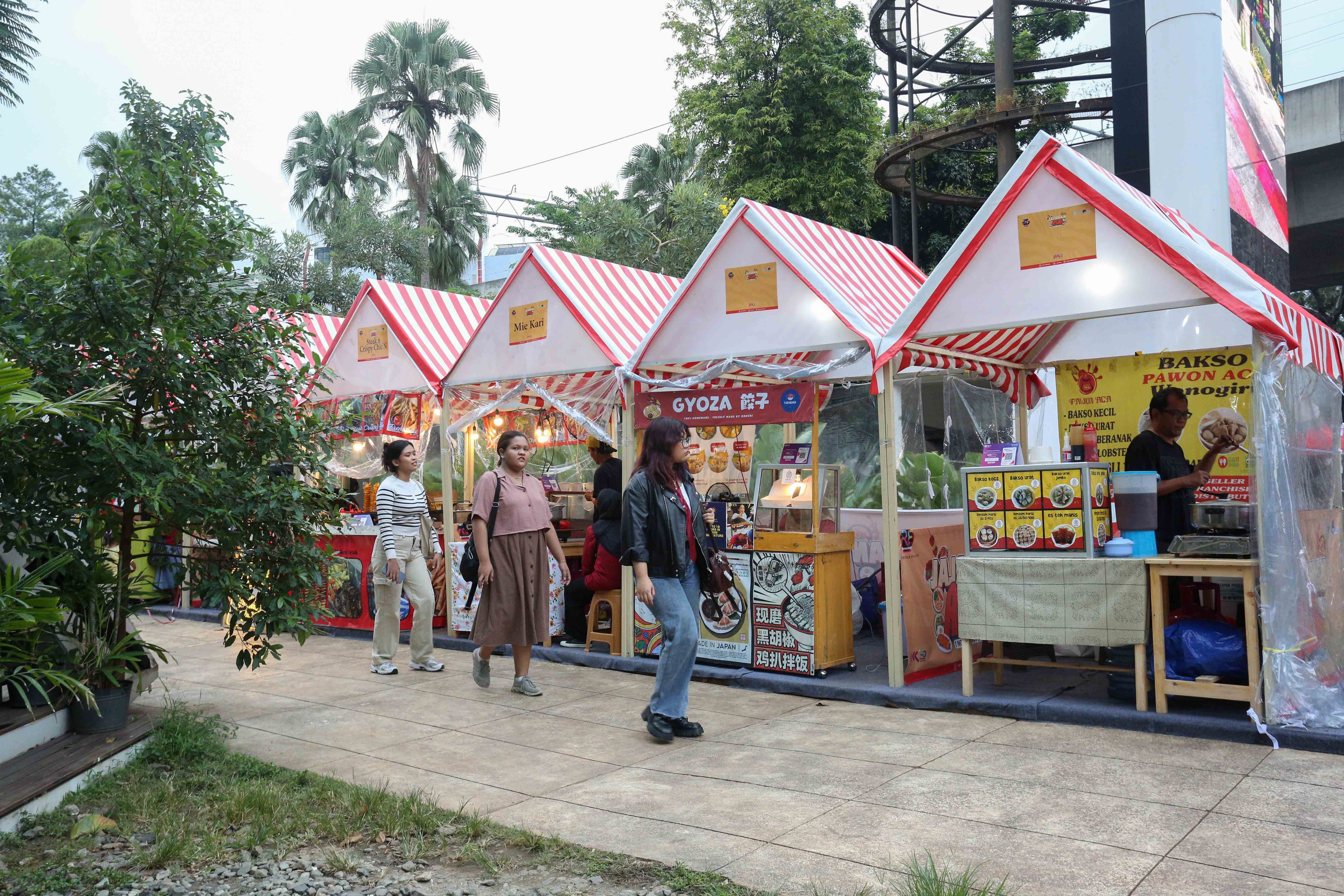 Pengunjung melihat sejumlah tenant makanan pada Festival Kuliner Jajanan Asia di Taman Literasi Martha Christina Tiahahu, Blok M, Jakarta Selatan, Kamis (7/11/2024). Festival kuliner yang menghadirkan makanan khas Asia mulai dari nasi goreng, nasi kandar, gyoza, dakkochi, mie kari hingga bungeoppang ini digelar hingga 10 November mendatang.