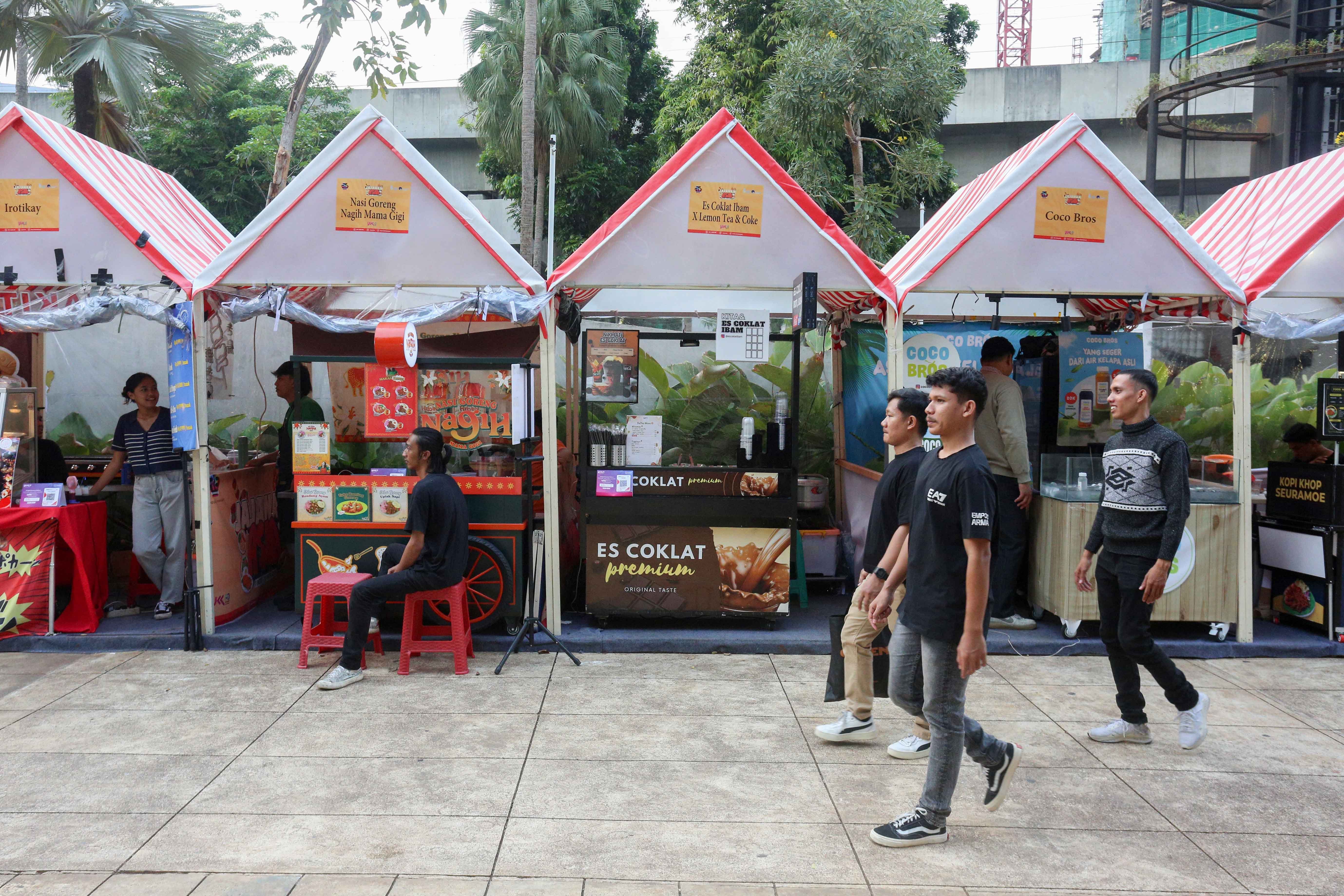 Pengunjung melihat sejumlah tenant makanan pada Festival Kuliner Jajanan Asia di Taman Literasi Martha Christina Tiahahu, Blok M, Jakarta Selatan, Kamis (7/11/2024). Festival kuliner yang menghadirkan makanan khas Asia mulai dari nasi goreng, nasi kandar, gyoza, dakkochi, mie kari hingga bungeoppang ini digelar hingga 10 November mendatang.