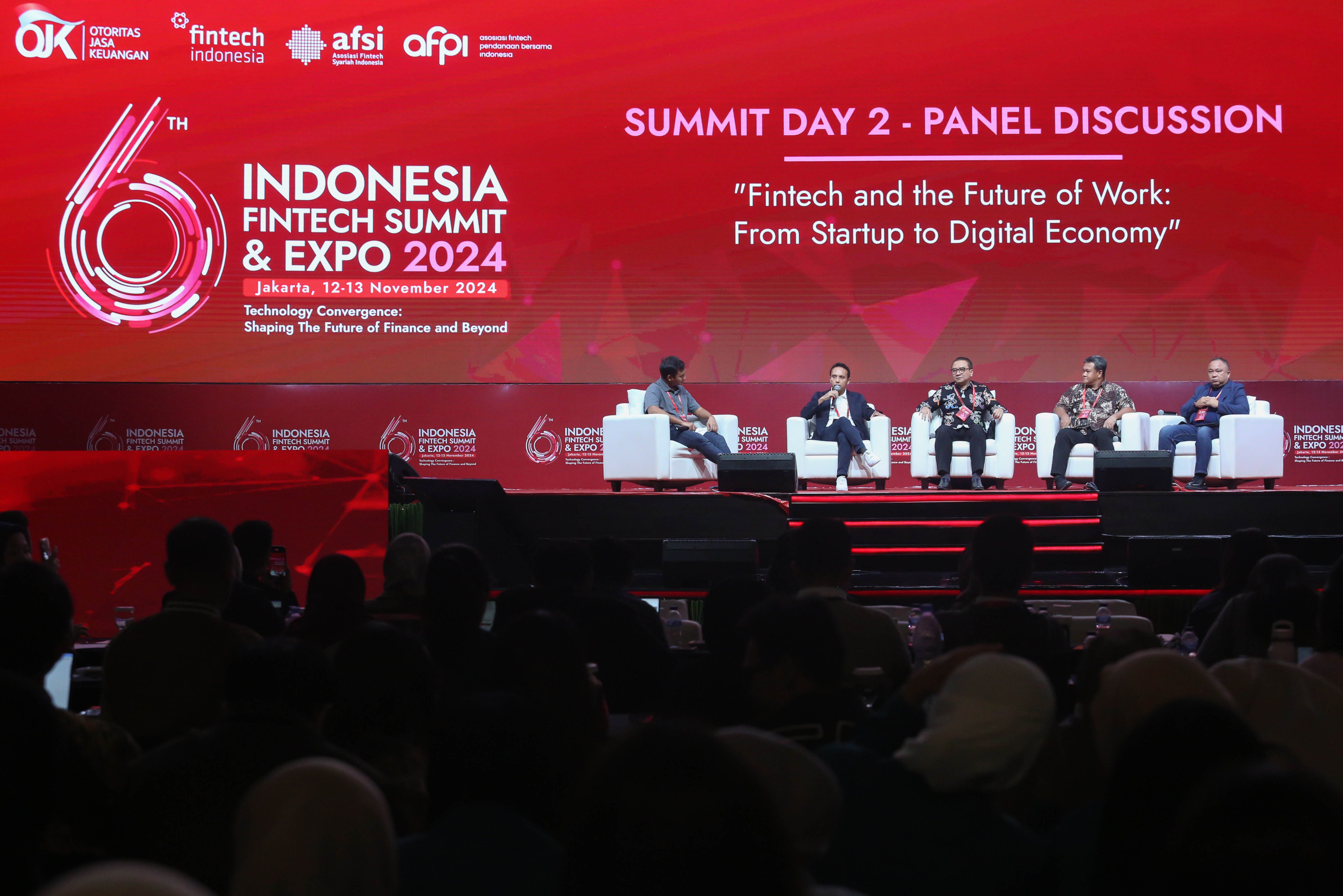 Suasana panel diskusi mengenai keuangan digital pada acara Indonesia Fintech Summit & Expo (IFSE) 2024 di Mall Kota Kasablanka, Jakarta, Rabu (13/11/2024). Kegiatan yang diselenggarakan dalam rangka Bulan Fintech Nasional 2024 tersebut bertujuan untuk memberikan edukasi kepada masyarakat mengenai fintech sehingga dapat memperkuat inklusi dan literasi keuangan digital di Indonesia.