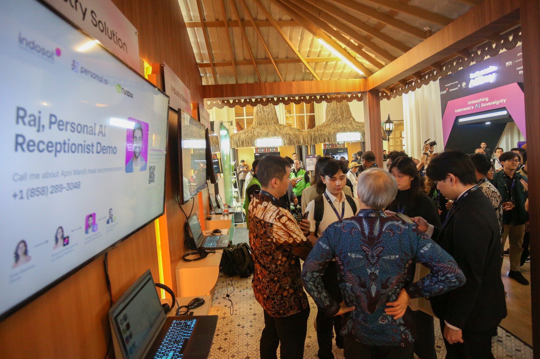 Sejumlah pengunjung saat menghadiri acara Indonesia AI Day di The Tribrata Hotel and Convention Center Darmawangsa, Jakarta, Kamis (14/11/2024). Mengusung tema Unleashing Indonesia’s AI Sovereignty, perhelatan tersebut merupakan forum untuk meningkatkan kesadaran dan pengetahuan, serta mendorong kolaborasi dalam mendukung kedaulatan kecerdasan buatan (AI) di Indonesia.