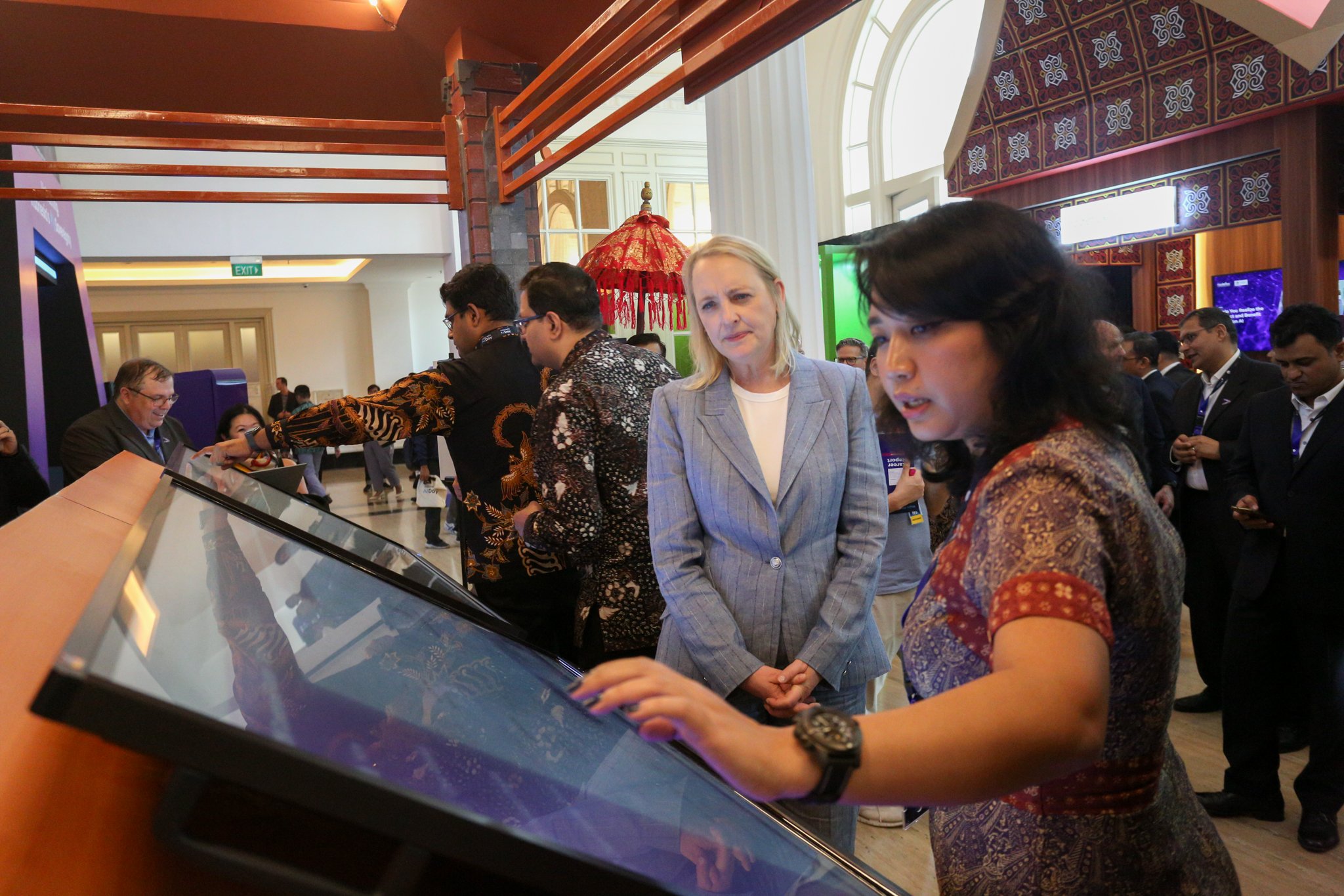 Chair and CEO Accenture, Julie Sweet (tengah) melihat informasi mengenai kecerdasan buatan (AI) pada acara Indonesia AI Day di The Tribrata Hotel and Convention Center Darmawangsa, Jakarta, Kamis (14/11/2024). Mengusung tema Unleashing Indonesia’s AI Sovereignty, perhelatan tersebut merupakan forum untuk meningkatkan kesadaran dan pengetahuan, serta mendorong kolaborasi dalam mendukung kedaulatan kecerdasan buatan (AI) di Indonesia. 