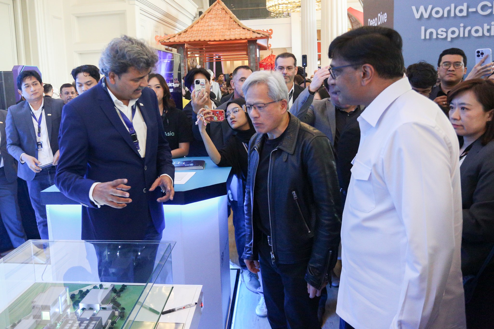 CEO BDx Data Centers, Mayank Srivastava (ketiga kiri) menyampaikan informasi mengenai pusat data kepada Founder & CEO NVIDIA, Jensen Huang (ketiga kanan) bersama President Director & CEO Indosat Ooredoo Hutchison, Vikram Sinha (kedua kanan) pada acara Indonesia AI Day di The Tribrata Hotel and Convention Center Darmawangsa, Jakarta, Kamis (14/11/2024).