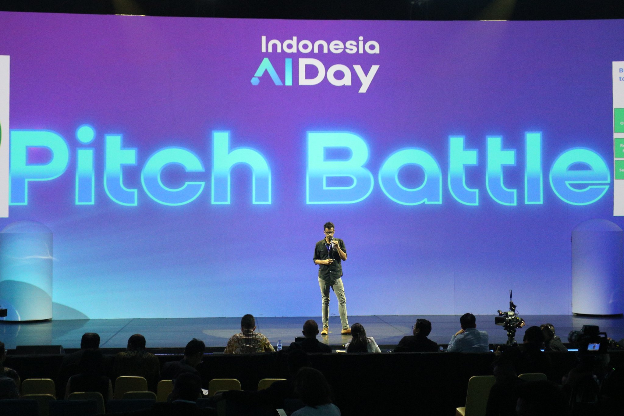 Seorang peserta mengikuti ajang Pitch Battle pada acara Indonesia AI Day di The Tribrata Hotel and Convention Center Darmawangsa, Jakarta, Kamis (14/11/2024). Mengusung tema Unleashing Indonesia’s AI Sovereignty, perhelatan tersebut merupakan forum untuk meningkatkan kesadaran dan pengetahuan, serta mendorong kolaborasi dalam mendukung kedaulatan kecerdasan buatan (AI) di Indonesia.