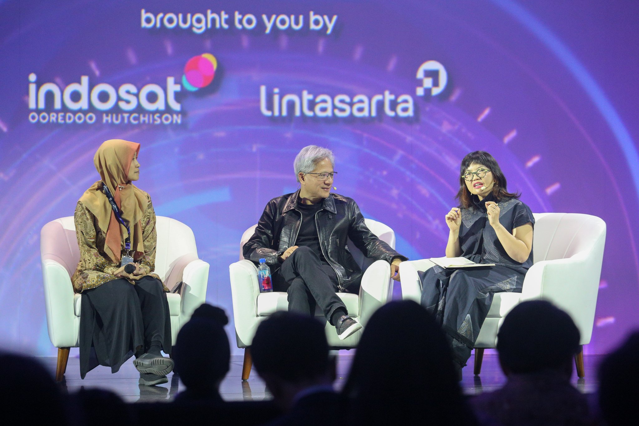 Wakil Menteri Pendidikan Tinggi, Sains dan Teknologi, Stella Christie (kanan) menyampaikan pemaparan bersama dengan Founder & CEO NVIDIA, Jensen Huang (tengah) dan Principal Researcher AI Center - Institut Teknologi Bandung, Dr. Eng. Ayu Purwarianti (kiri) pada acara Indonesia AI Day di The Tribrata Hotel and Convention Center Darmawangsa, Jakarta, Kamis (14/11/2024).