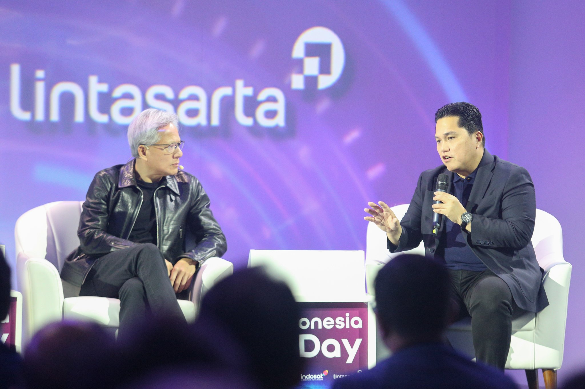 Menteri BUMN, Erick Thohir (kanan) menyampaikan paparan bersama Founder & CEO NVIDIA, Jensen Huang (kiri) pada acara Indonesia AI Day di The Tribrata Hotel and Convention Center Darmawangsa, Jakarta, Kamis (14/11/2024). Mengusung tema Unleashing Indonesia’s AI Sovereignty, perhelatan tersebut merupakan forum untuk meningkatkan kesadaran dan pengetahuan, serta mendorong kolaborasi dalam mendukung kedaulatan kecerdasan buatan (AI) di Indonesia.