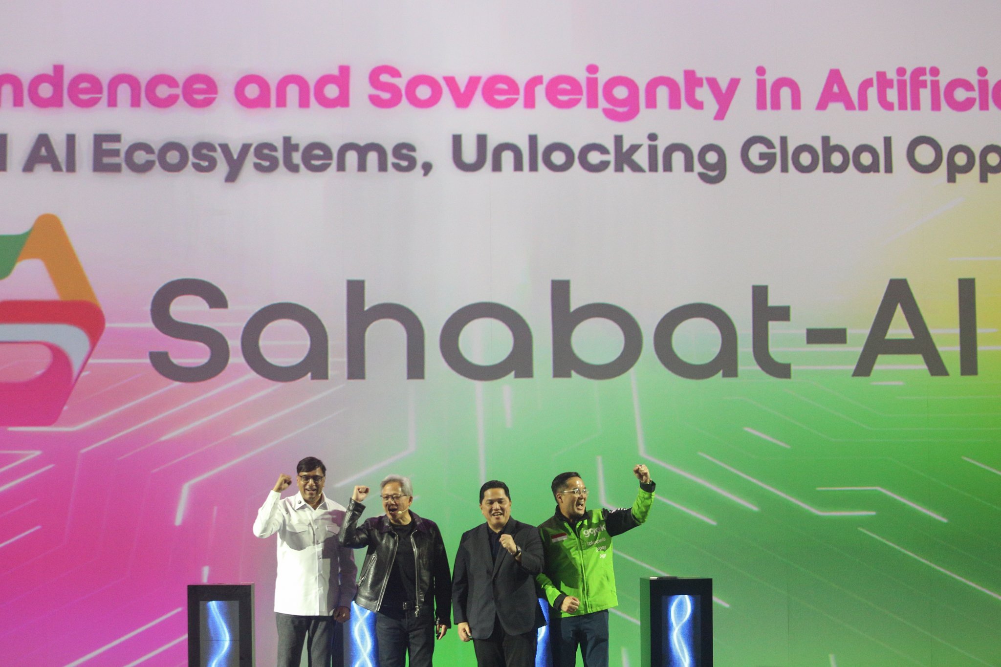 President Director & CEO Indosat Ooredoo Hutchison, Vikram Sinha (kiri), Founder & CEO NVIDIA, Jensen Huang (kedua kiri), Menteri BUMN, Erick Thohir (kedua kanan) dan President Director & CEO GoTo Group, Patrick Walujo (kanan) meluncurkan platform Sahabat-AI pada acara Indonesia AI Day di The Tribrata Hotel and Convention Center Darmawangsa, Jakarta, Kamis (14/11/2024).