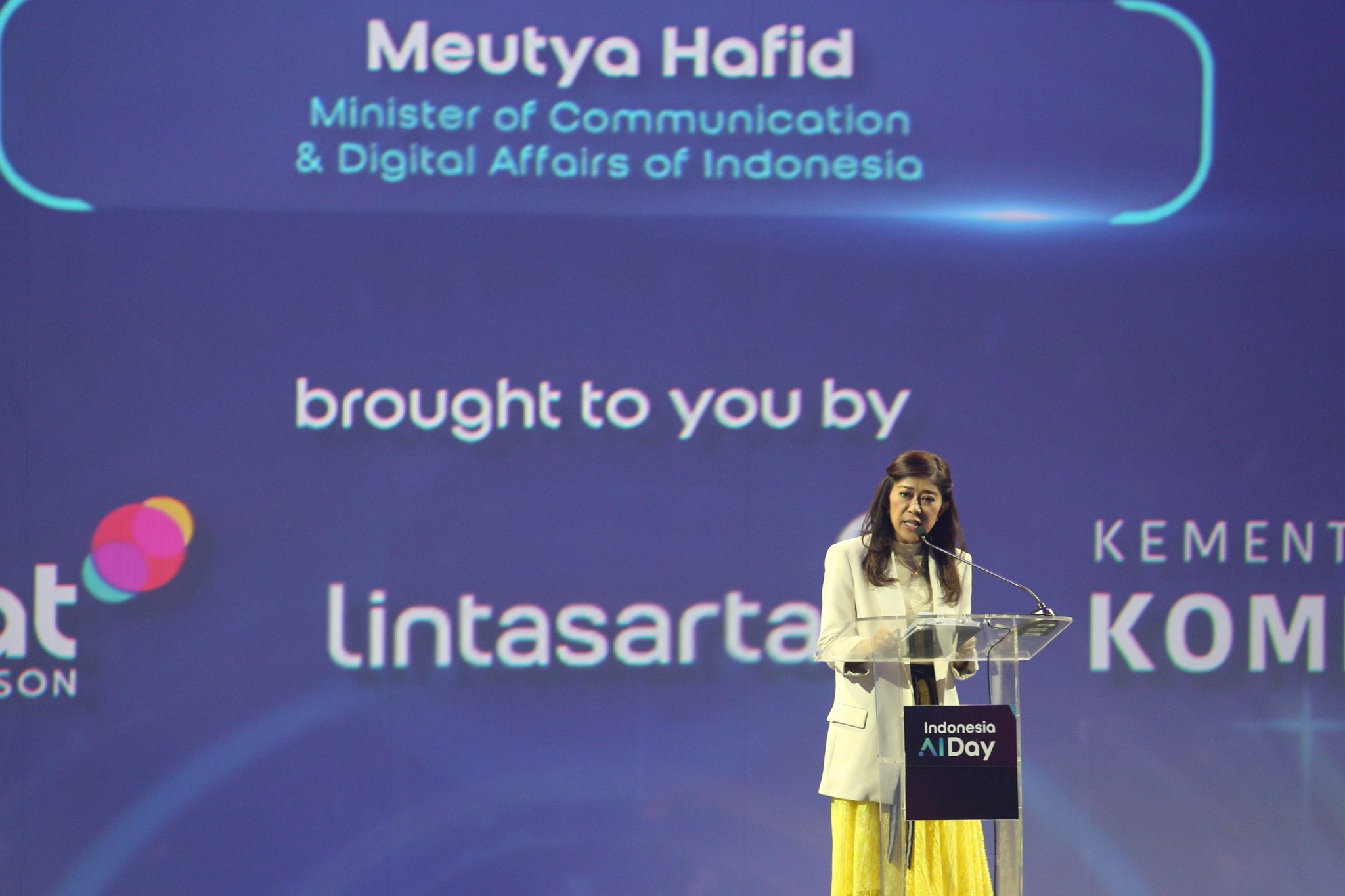 Menteri Komunikasi dan Digital, Meutya Hafid menyampaikan paparan pada acara Indonesia AI Day di The Tribrata Hotel and Convention Center Darmawangsa, Jakarta, Kamis (14/11/2024). Mengusung tema Unleashing Indonesia’s AI Sovereignty, perhelatan tersebut merupakan forum untuk meningkatkan kesadaran dan pengetahuan, serta mendorong kolaborasi dalam mendukung kedaulatan kecerdasan buatan (AI) di Indonesia.