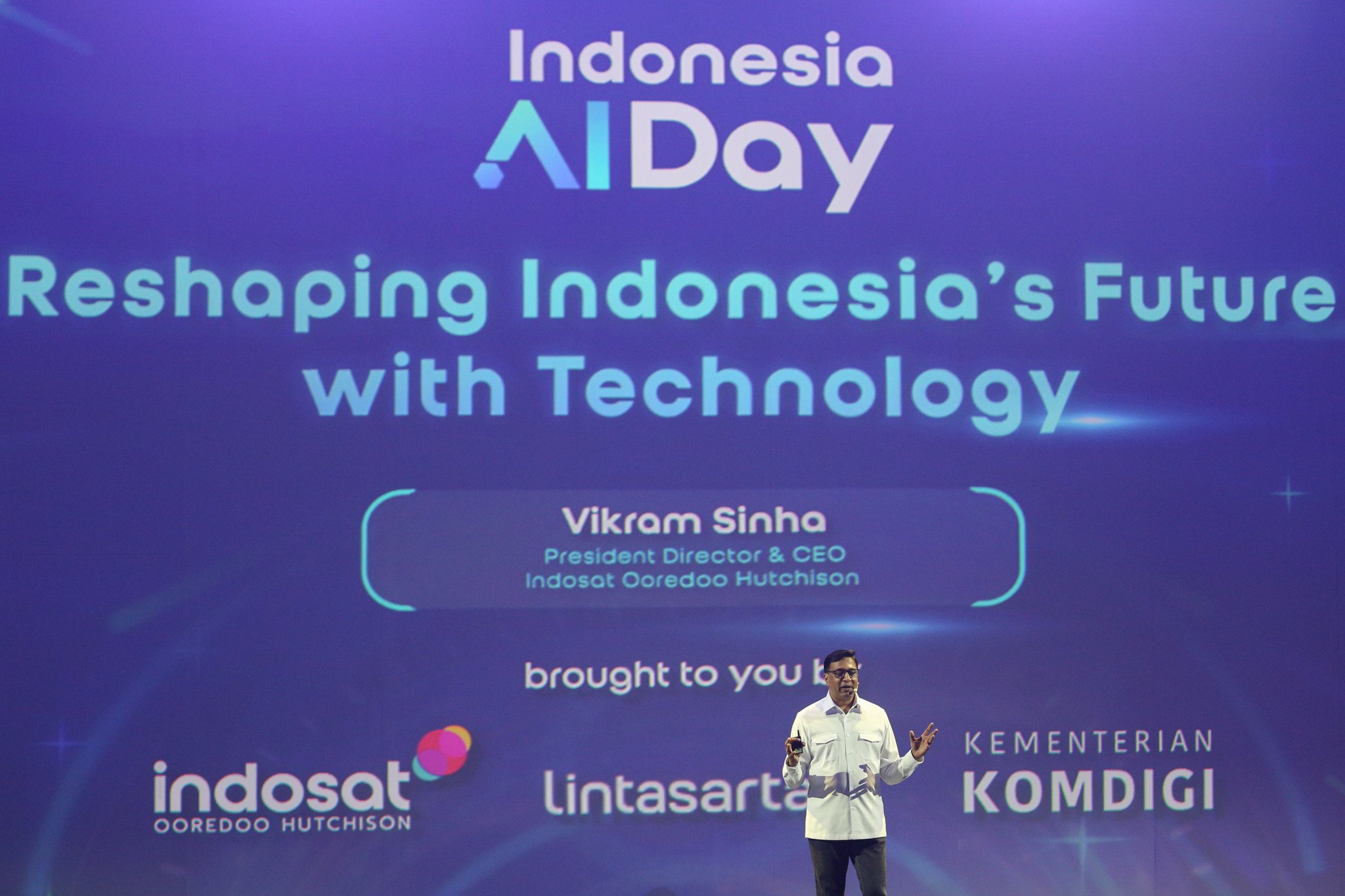 President Director & CEO Indosat Ooredoo Hutchison, Vikram Sinha menyampaikan paparan pada acara Indonesia AI Day di The Tribrata Hotel and Convention Center Darmawangsa, Jakarta, Kamis (14/11/2024). Mengusung tema Unleashing Indonesia’s AI Sovereignty, perhelatan tersebut merupakan forum untuk meningkatkan kesadaran dan pengetahuan, serta mendorong kolaborasi dalam mendukung kedaulatan kecerdasan buatan (AI) di Indonesia.