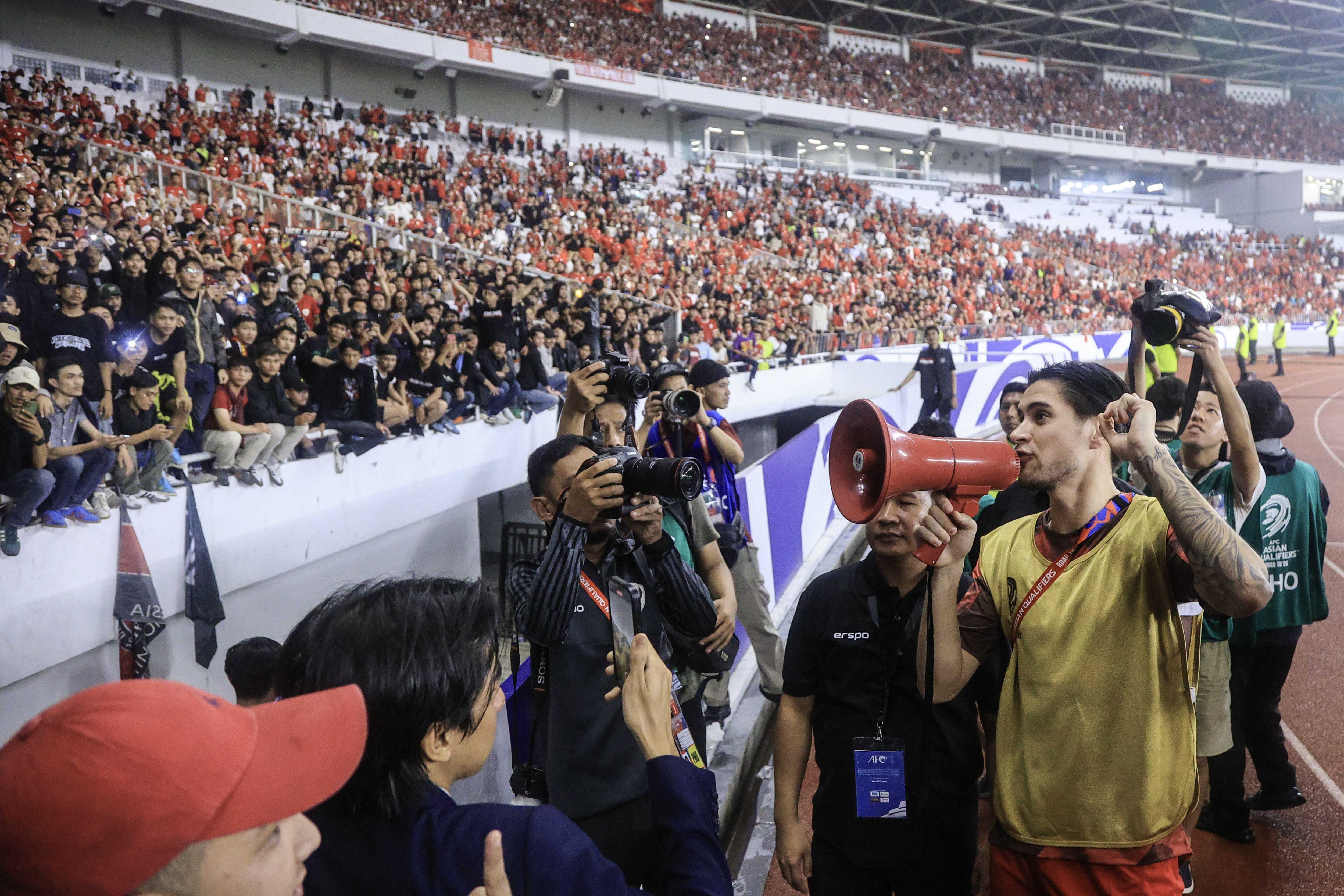 Pesepak bola Timnas Indonesia Kevin Diks (kanan) menyapa suporter usai bertanding melawan Timnas Jepang dalam laga Grup C Babak Ketiga Kualifikasi Piala Dunia 2026 di Stadion Utama Gelora Bung Karno (SUGBK), Senayan, Jakarta, Jumat (15/11/2024). Timnas Indonesia kalah dari Jepang dengan skor akhir 0-4. 